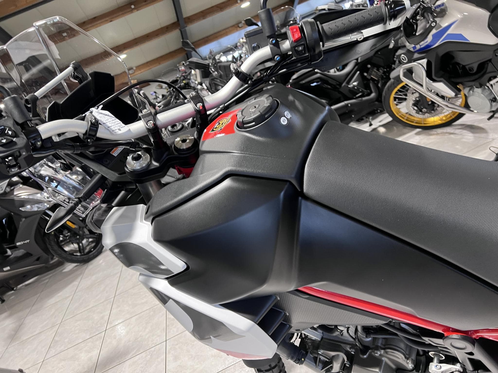 Aprilia Tuareg 660 Hailstrom White disponible aussi en 35 KW (2025) - Photo 7