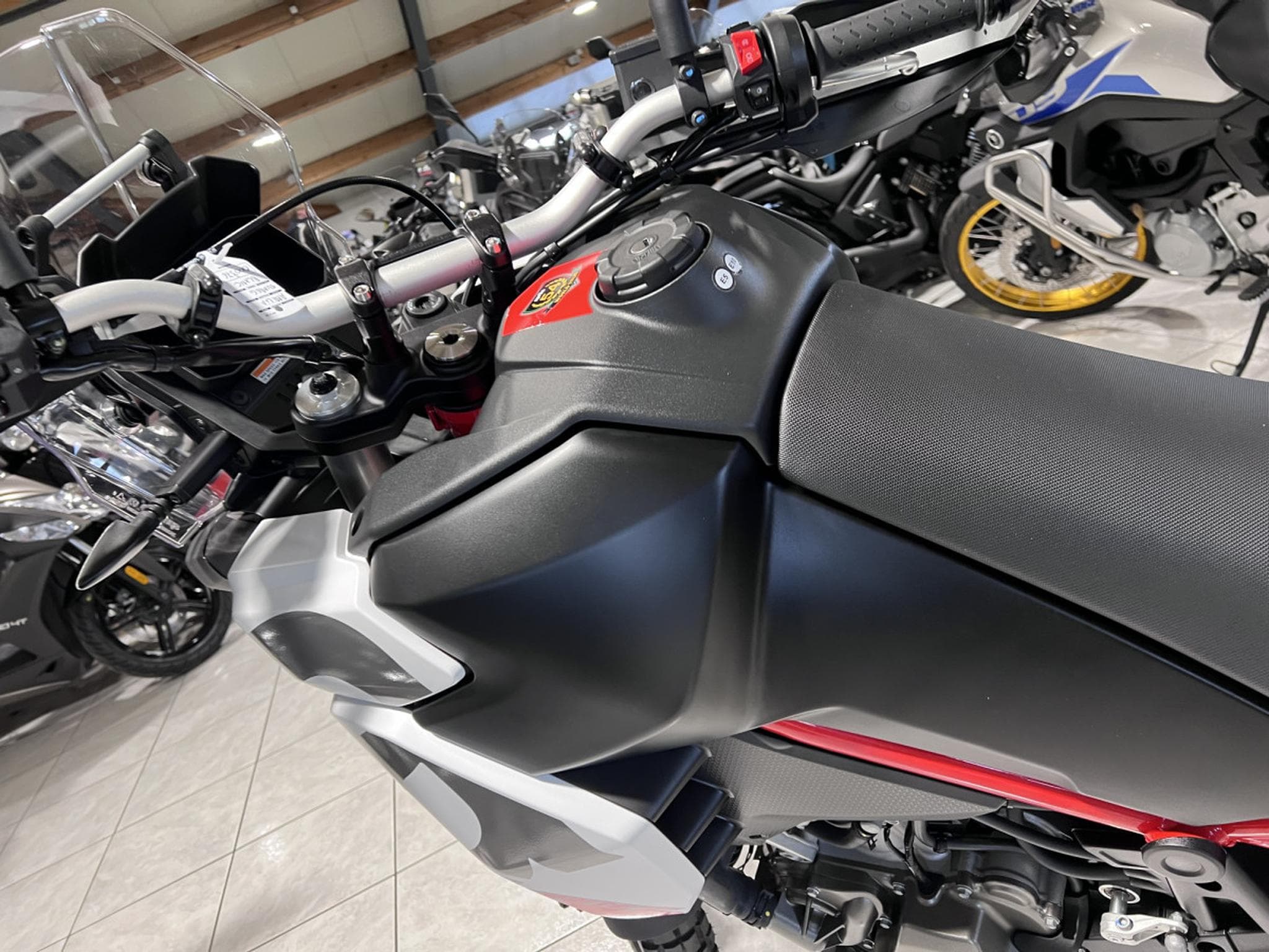 Aprilia Tuareg 660 Hailstrom White disponible aussi en 35 KW (2025) - Photo 8
