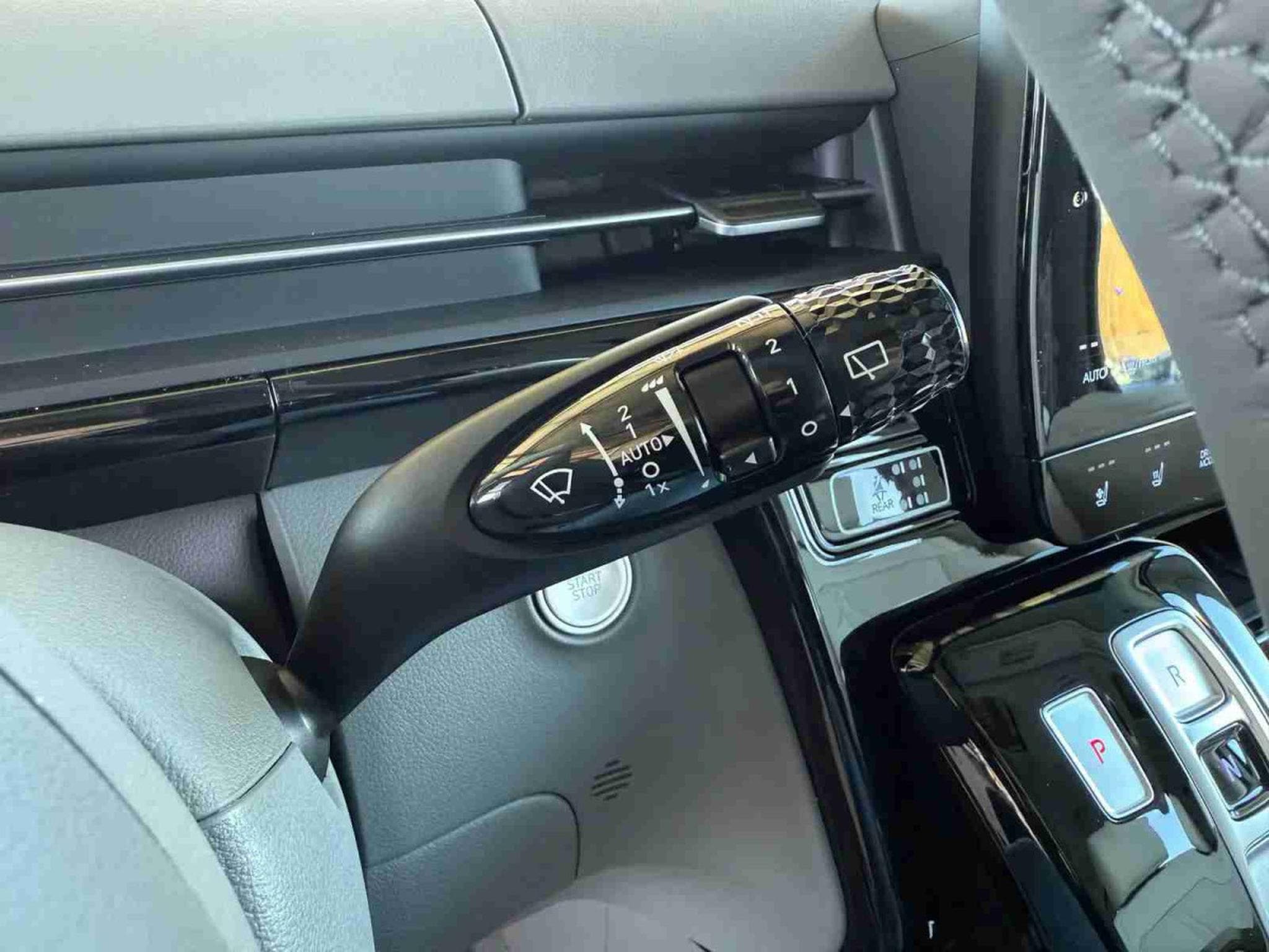 Hyundai Staria 1.6 T-GDI HEV 225 Luxury (2025) - Photo 17