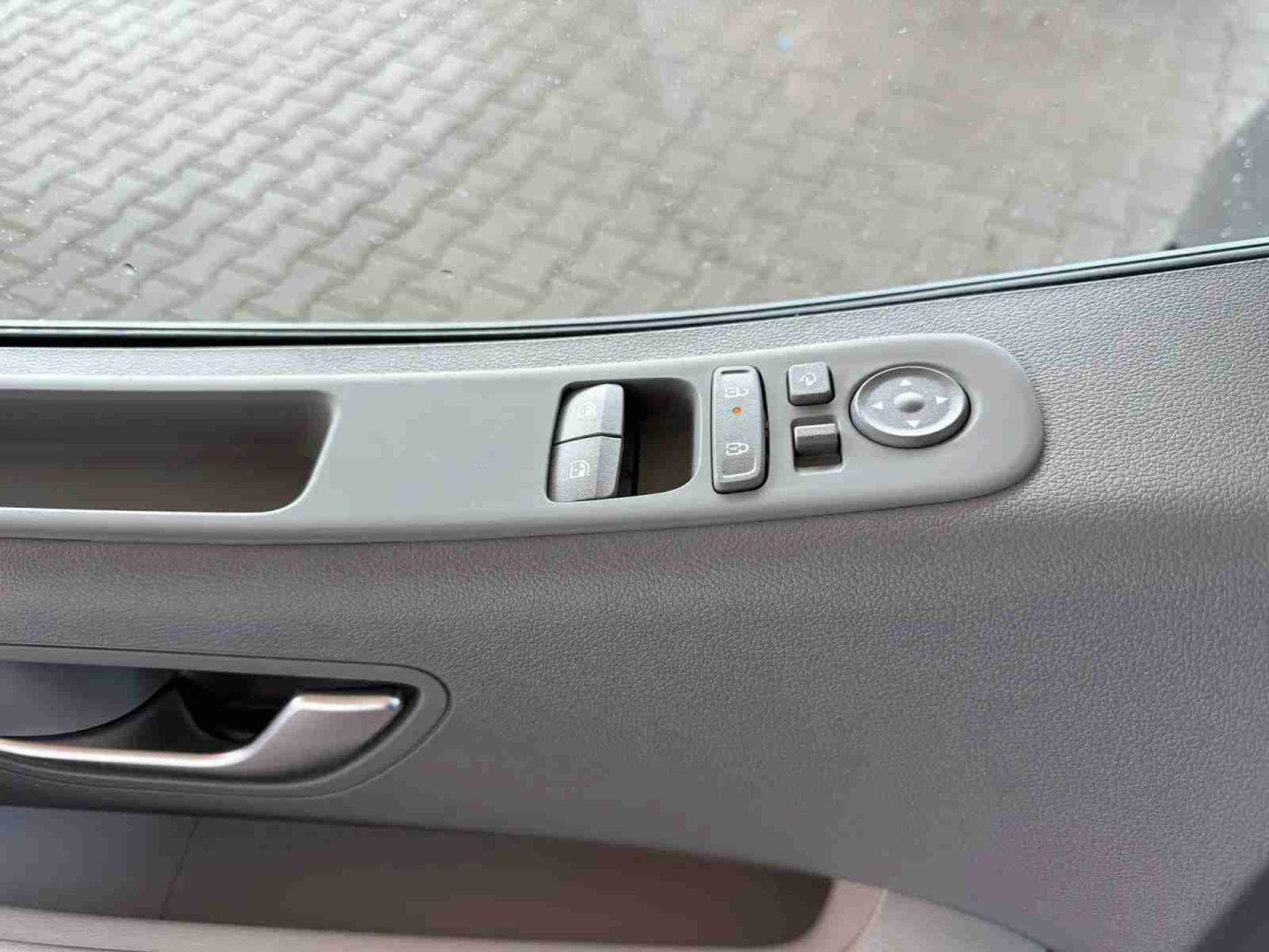 Hyundai Staria 1.6 T-GDI HEV 225 Luxury (2025) - Photo 23