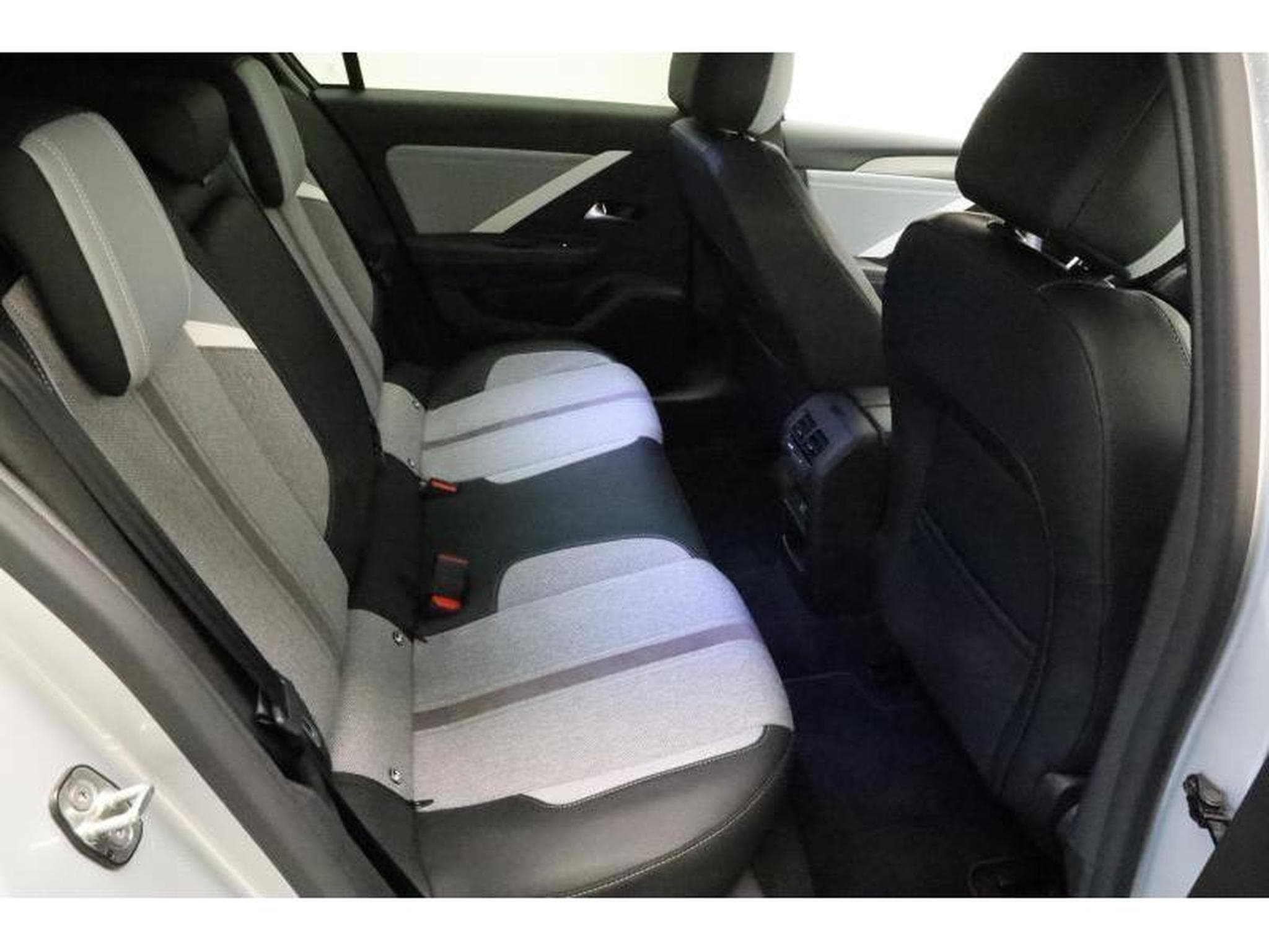 Opel Astra L Elegance (2024) - Foto 13