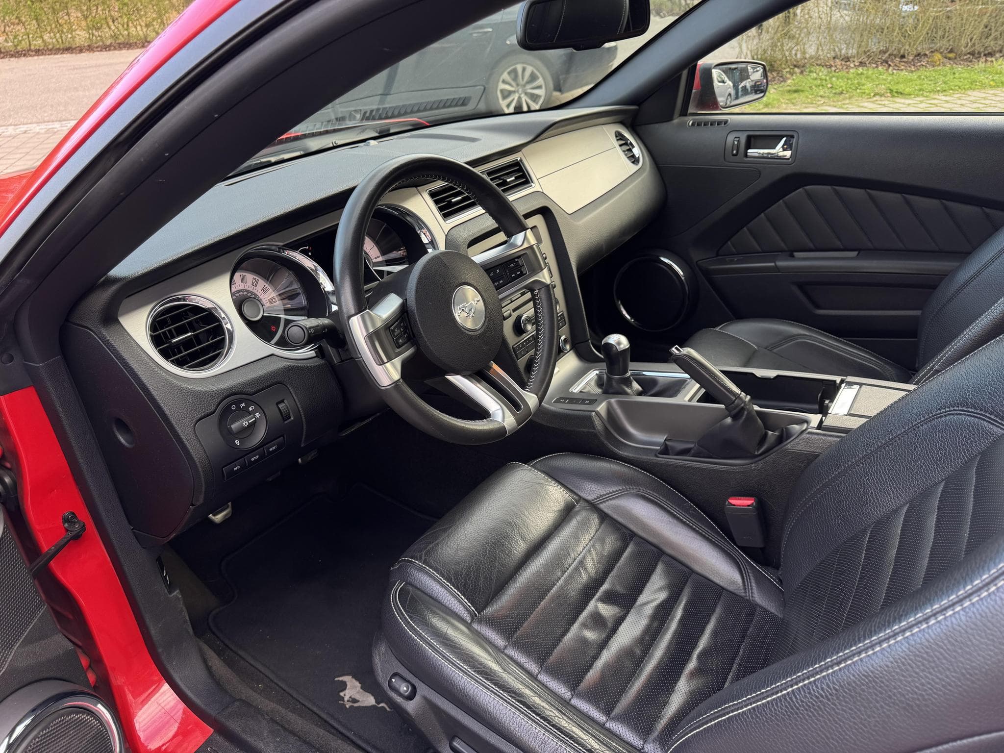 Ford Mustang V6 COUPE (2012) - Photo 11