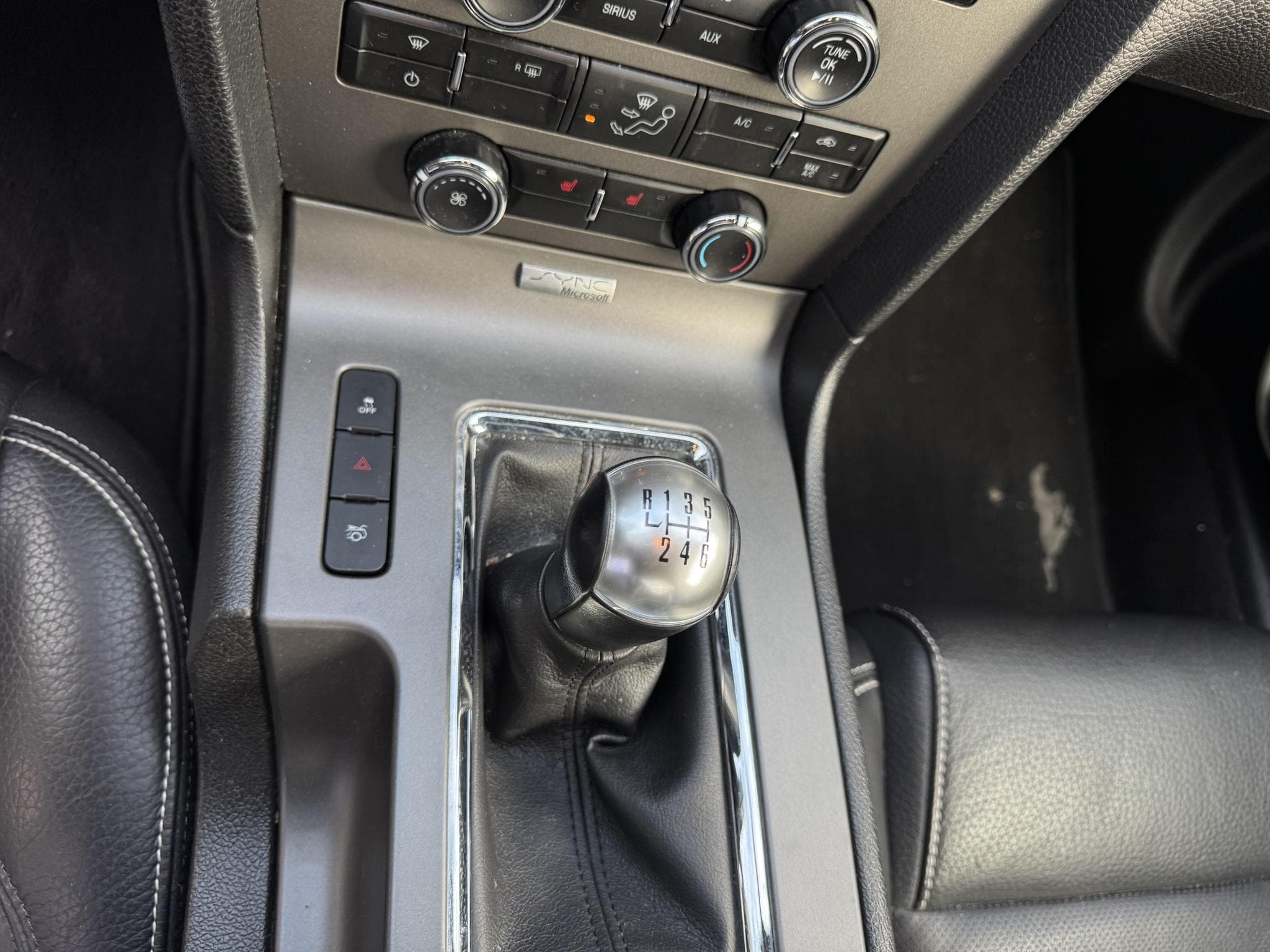 Ford Mustang V6 COUPE (2012) - Photo 9