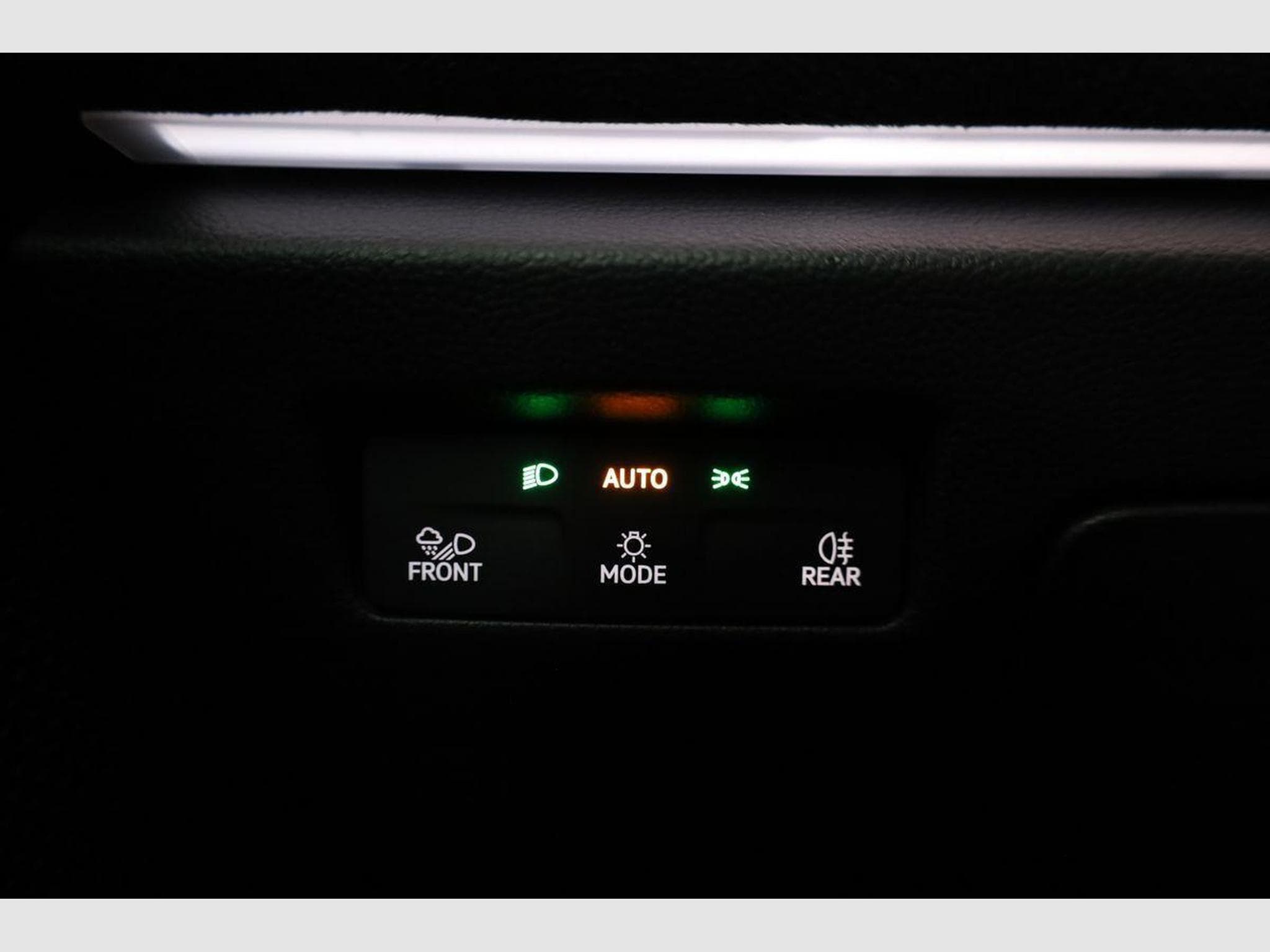 VW Passat Variant 2.0 TDI 142 kW 4Motion R-Line (2026) - Photo 8