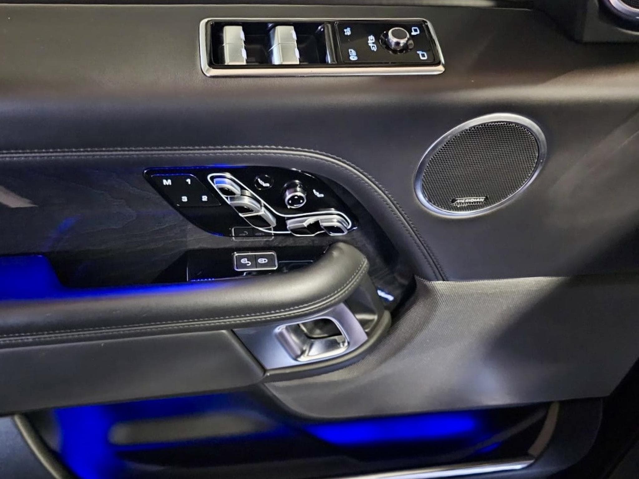 Land-Rover Range Rover 4.4 SDV8 VOGUE AUTOBIOGRAPHY FULL OPTIONS (2018) - Photo 16