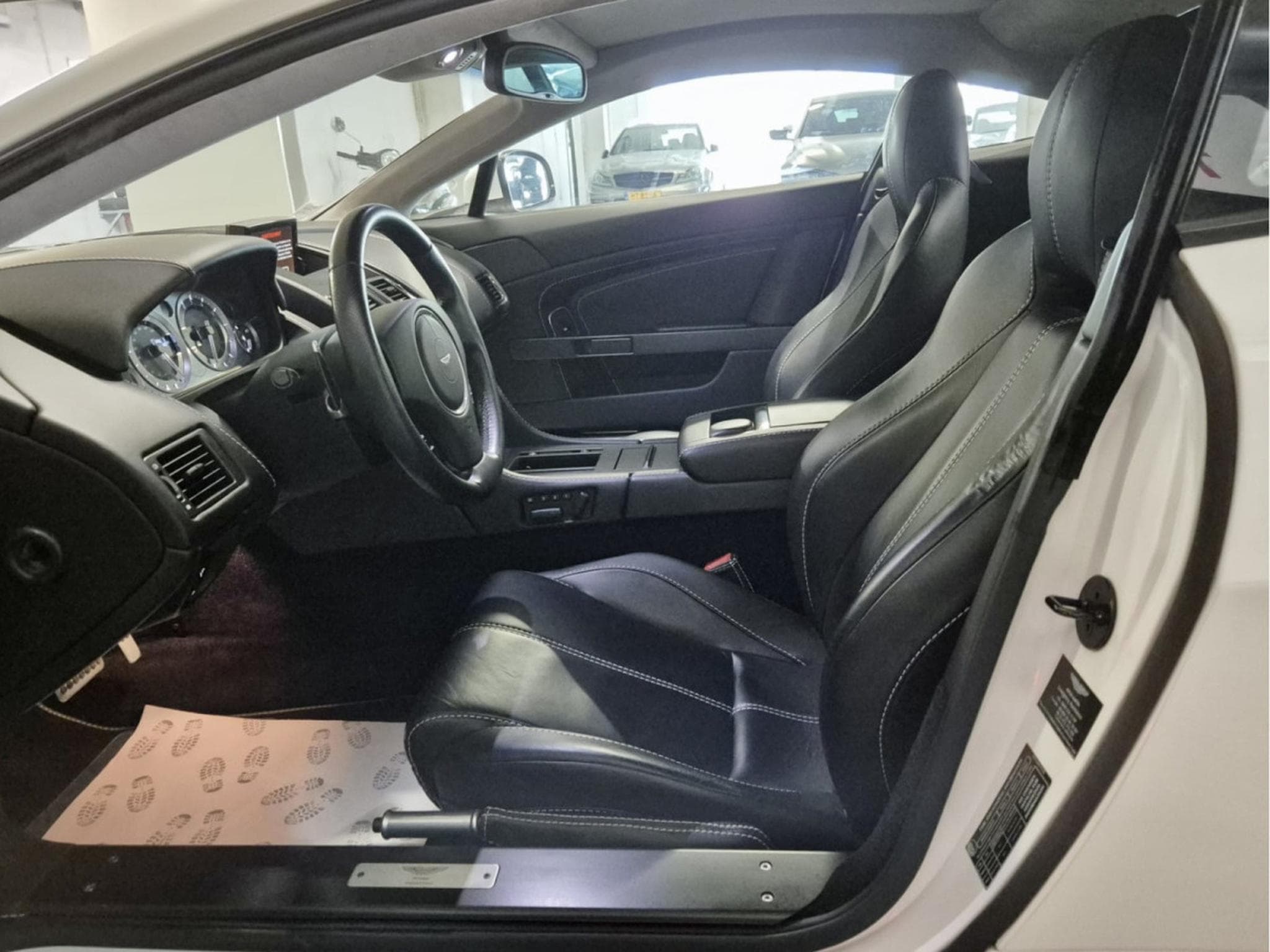 Aston-Martin V8 Vantage EUROPA CARBON CUIR NAVI (2013) - Photo 4