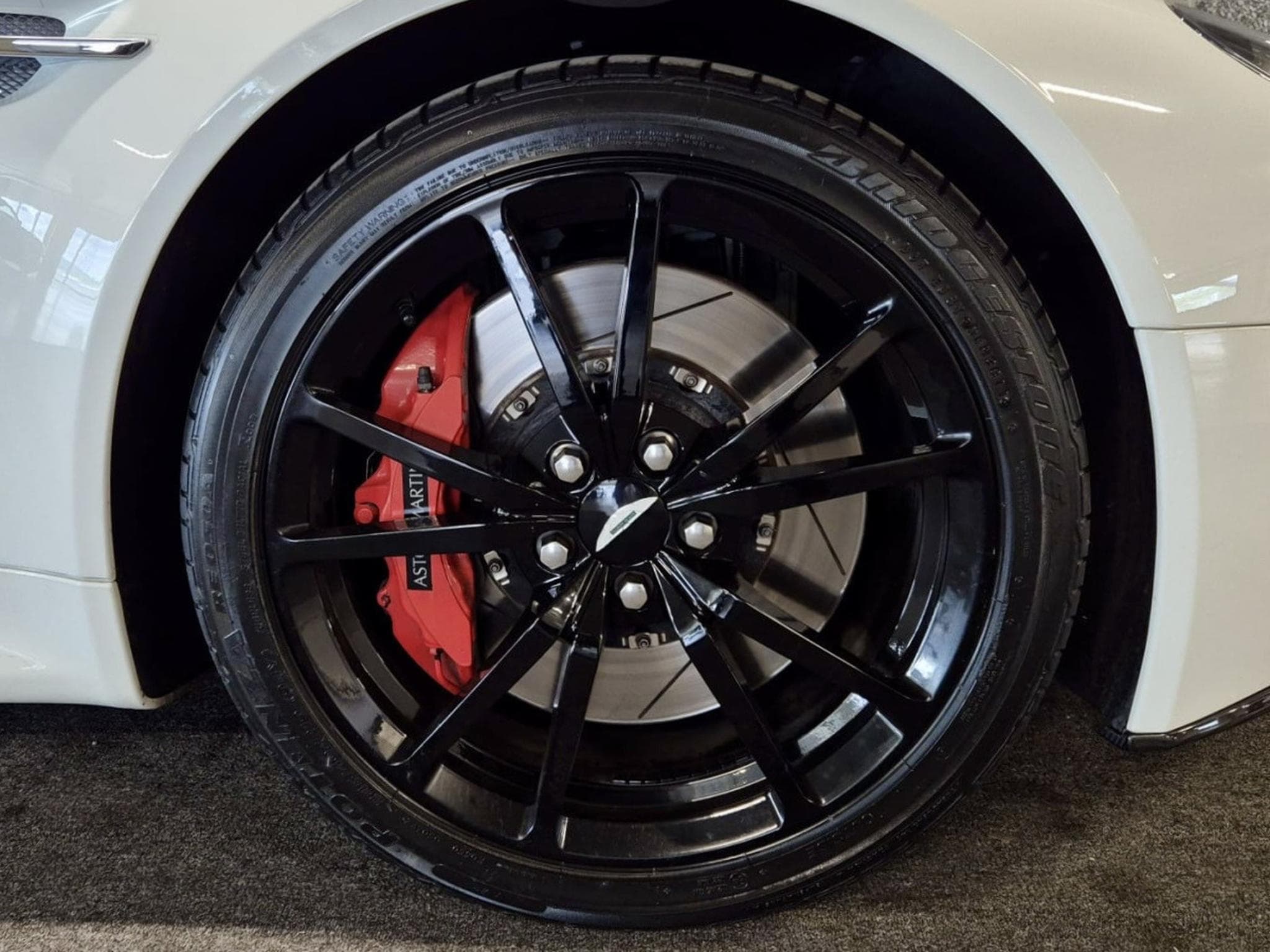 Aston-Martin V8 Vantage EUROPA CARBON CUIR NAVI (2013) - Photo 8