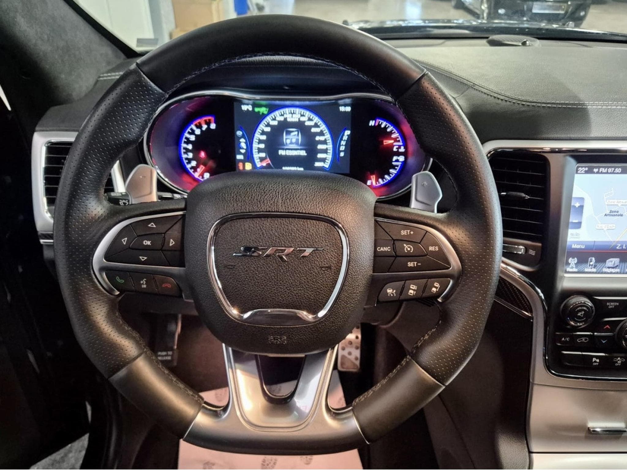 Jeep Cherokee 6.4l V8 HEMI SRT NAVI CUIR PANO 1 HAND (2015) - Foto 8