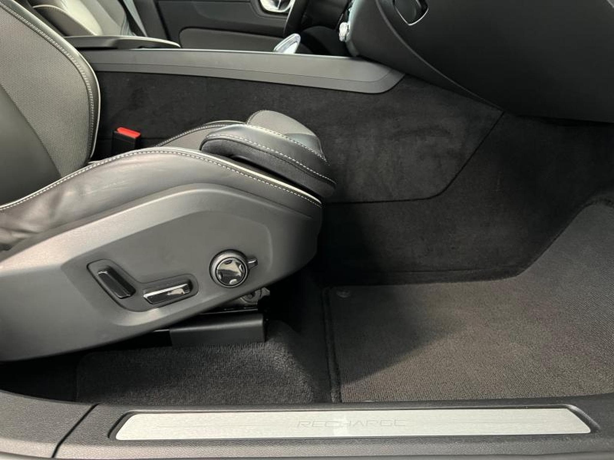 Volvo XC60 Ultimate Dark (2023) - Photo 11