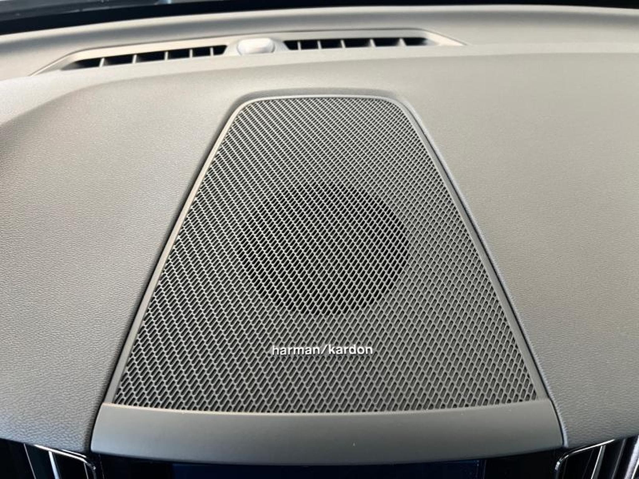 Volvo XC60 Ultimate Dark (2023) - Photo 12