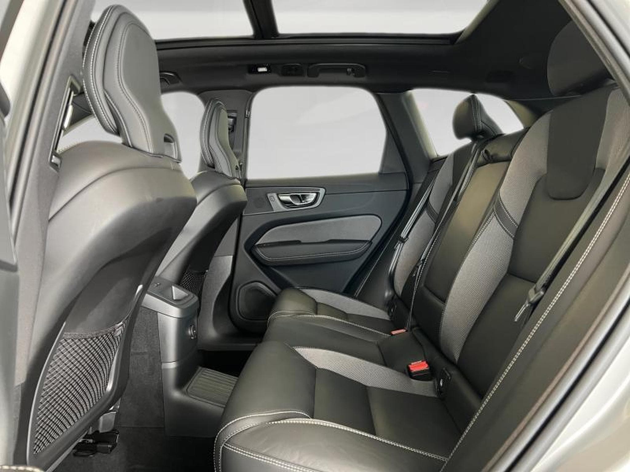 Volvo XC60 Ultimate Dark (2023) - Photo 16