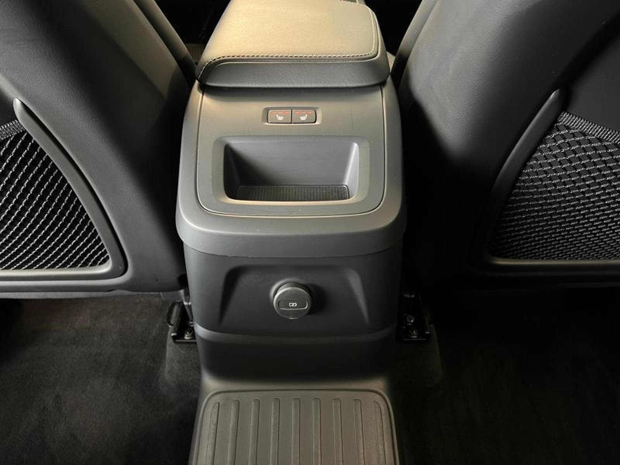 Volvo XC60 Ultimate Dark (2023) - Photo 17