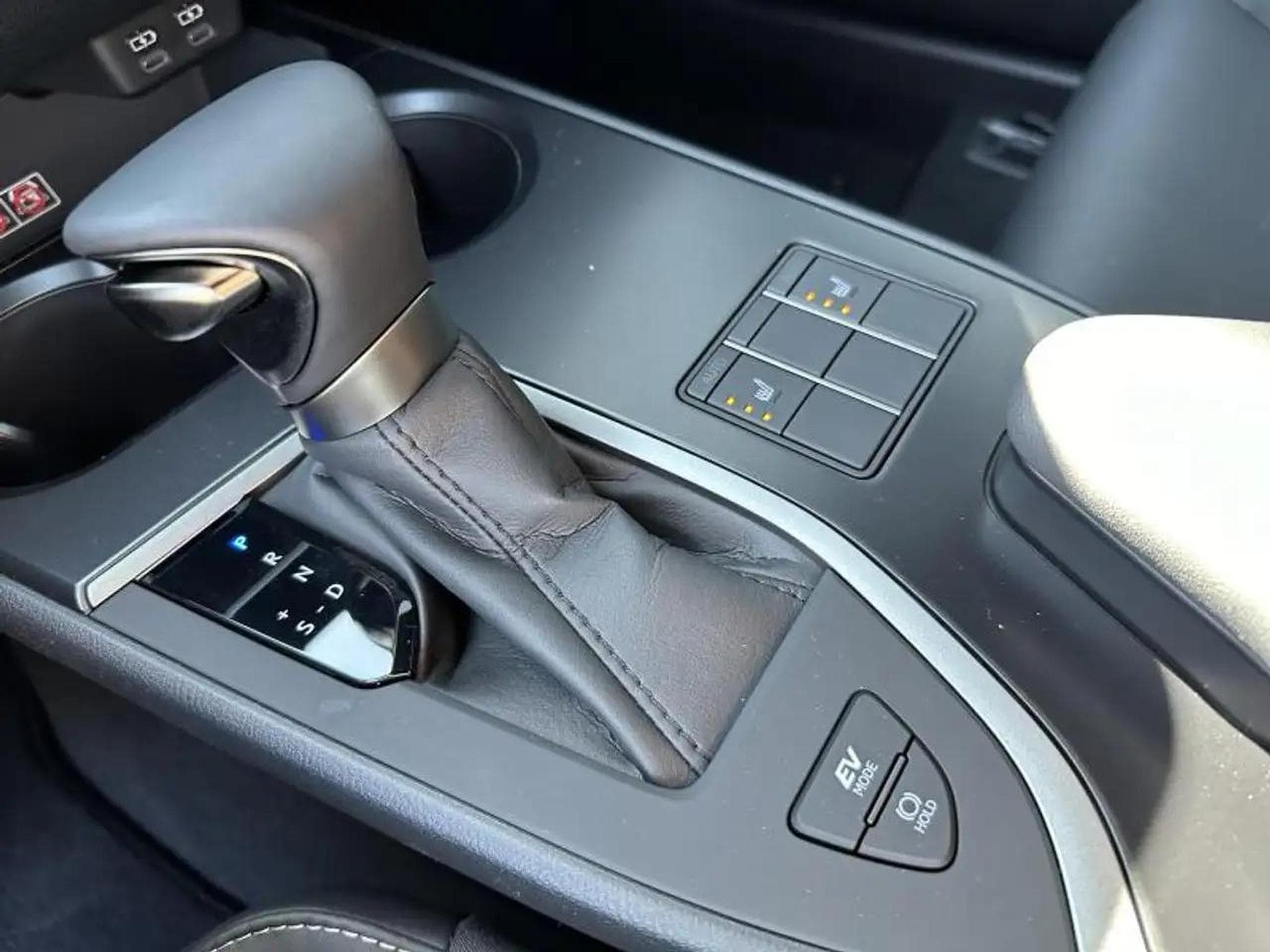 Lexus UX (2023) - Foto 12