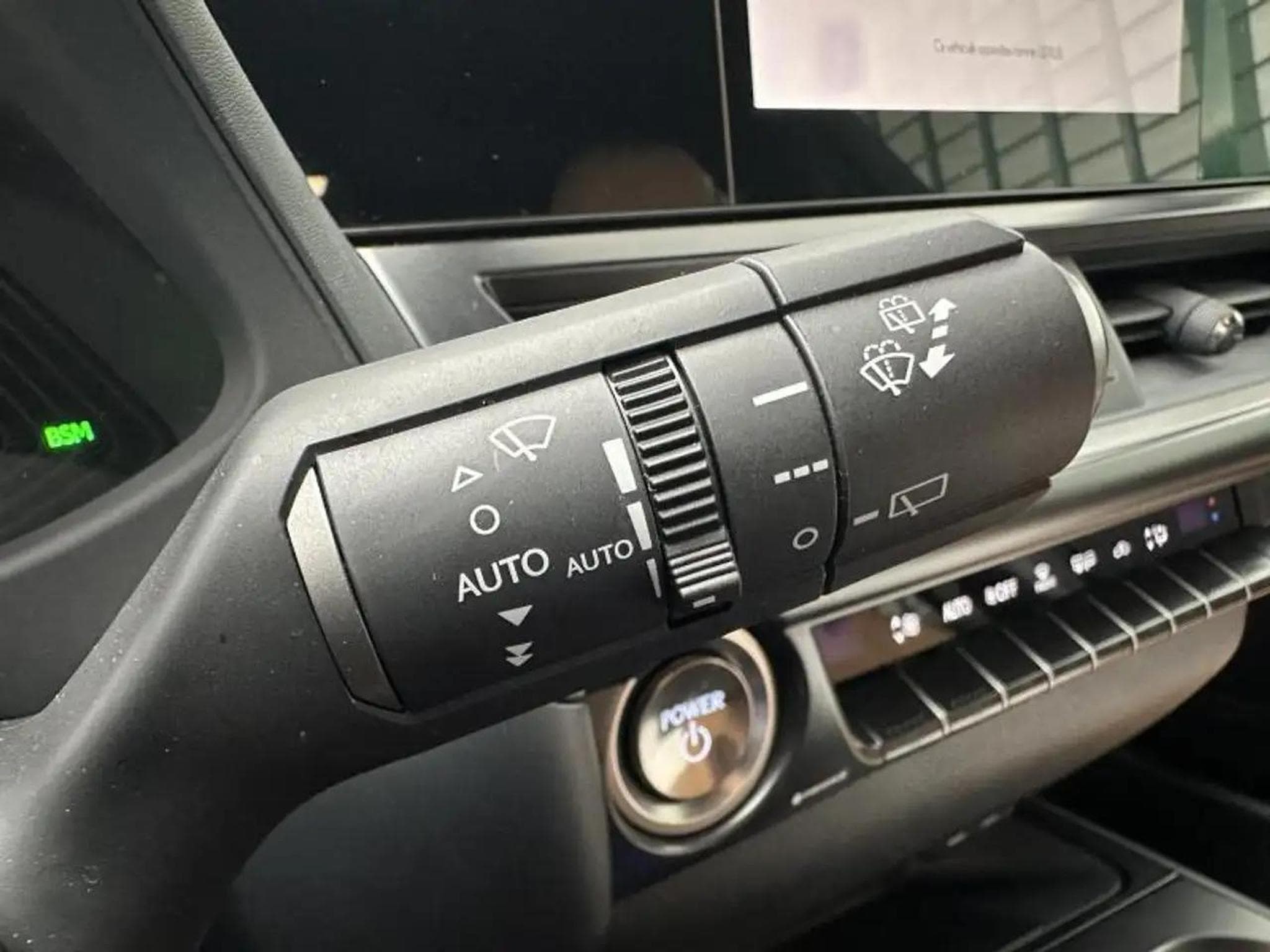 Lexus UX (2023) - Foto 18