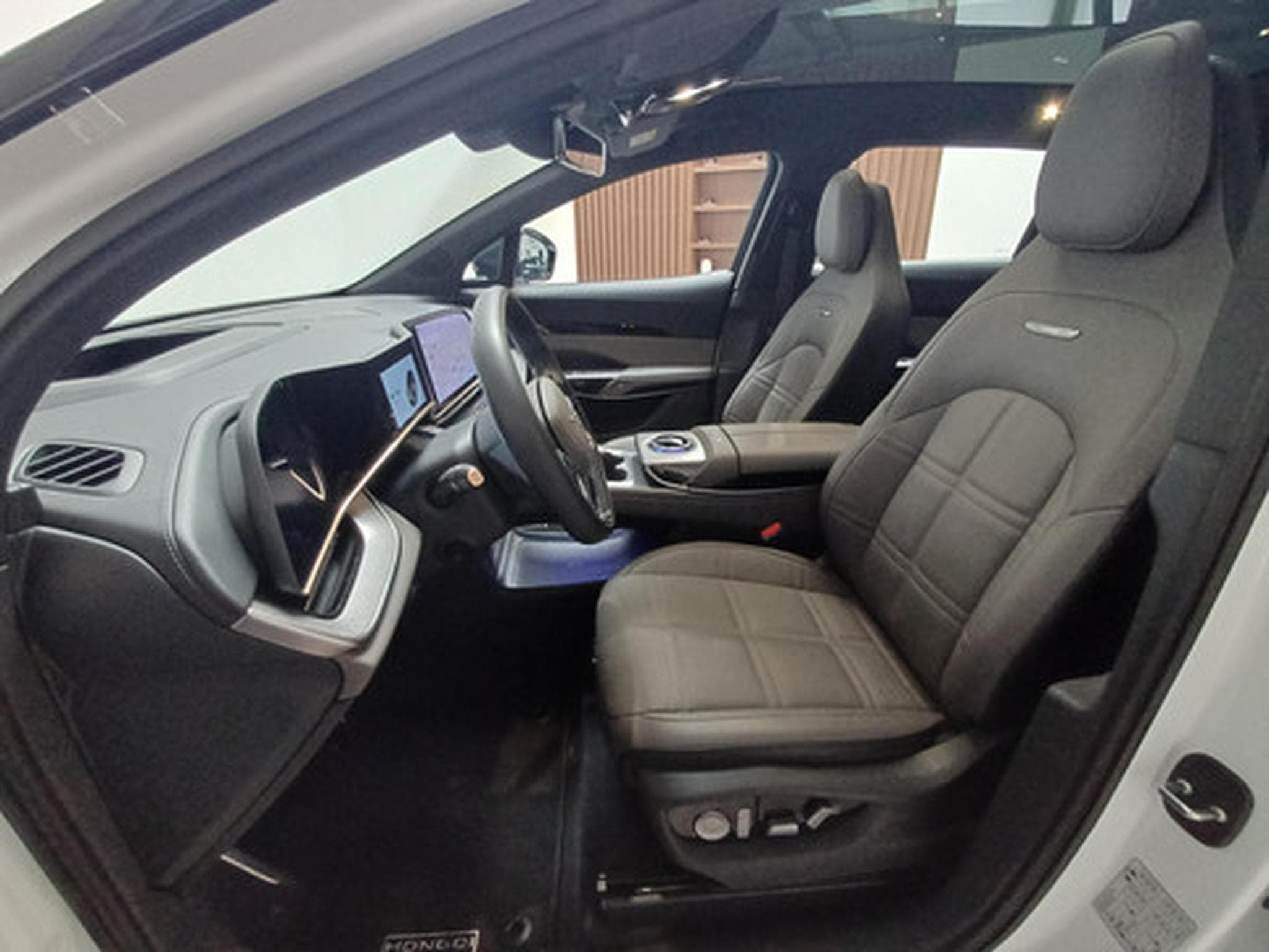 Hongqi EHS7 Long Range Long Range Launch Edition (2026) - Photo 10