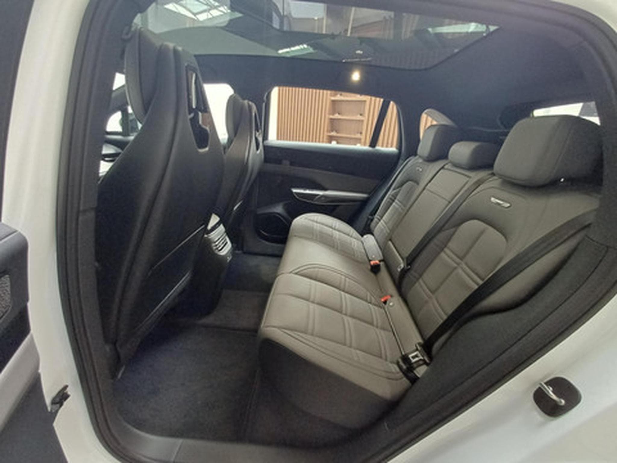 Hongqi EHS7 Long Range Long Range Launch Edition (2026) - Photo 11