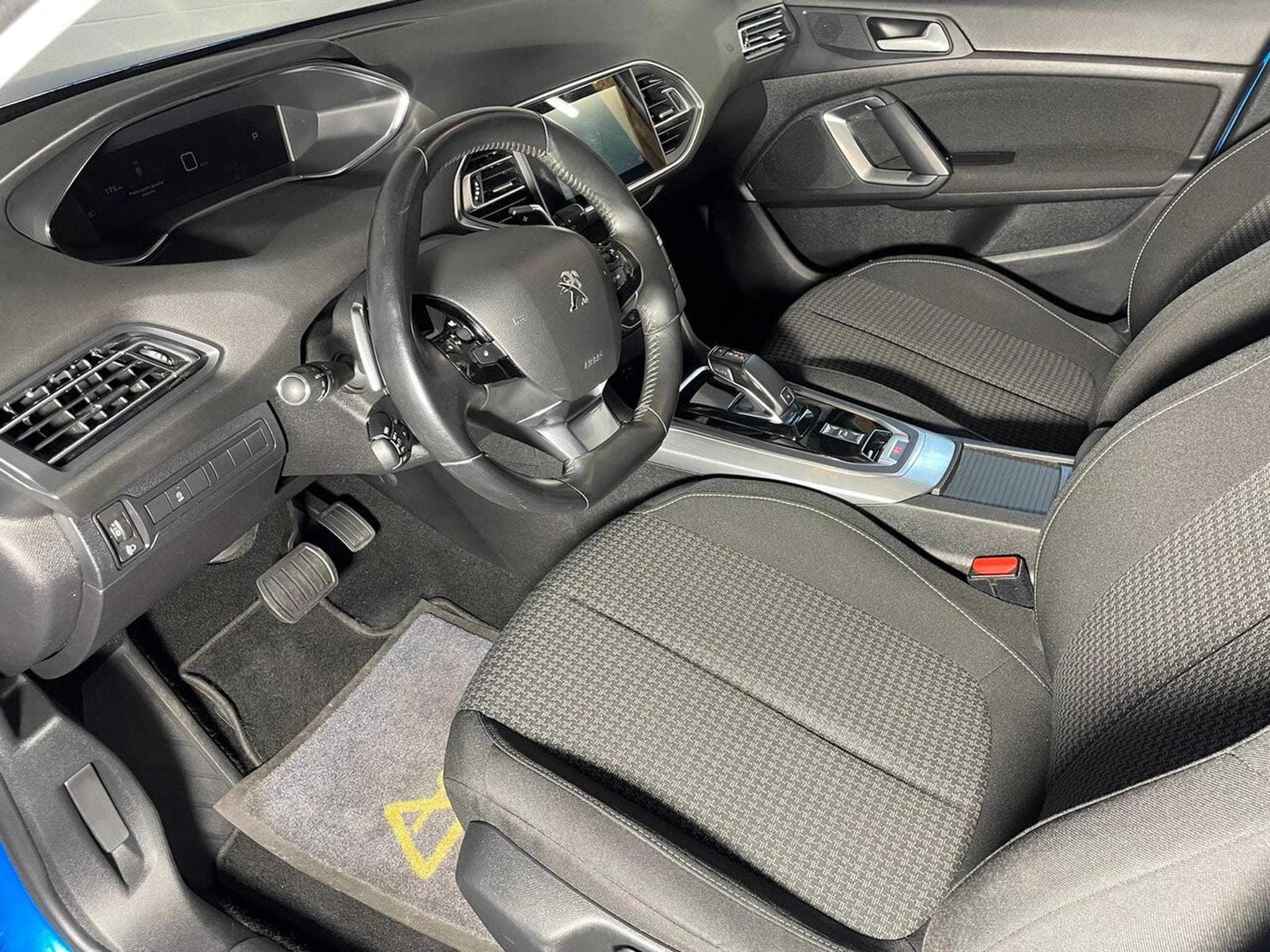 Peugeot 308 1.5 BLUEHDI 130 EAT8 ACTIVE GPS CARPLAY (2021) - Photo 11