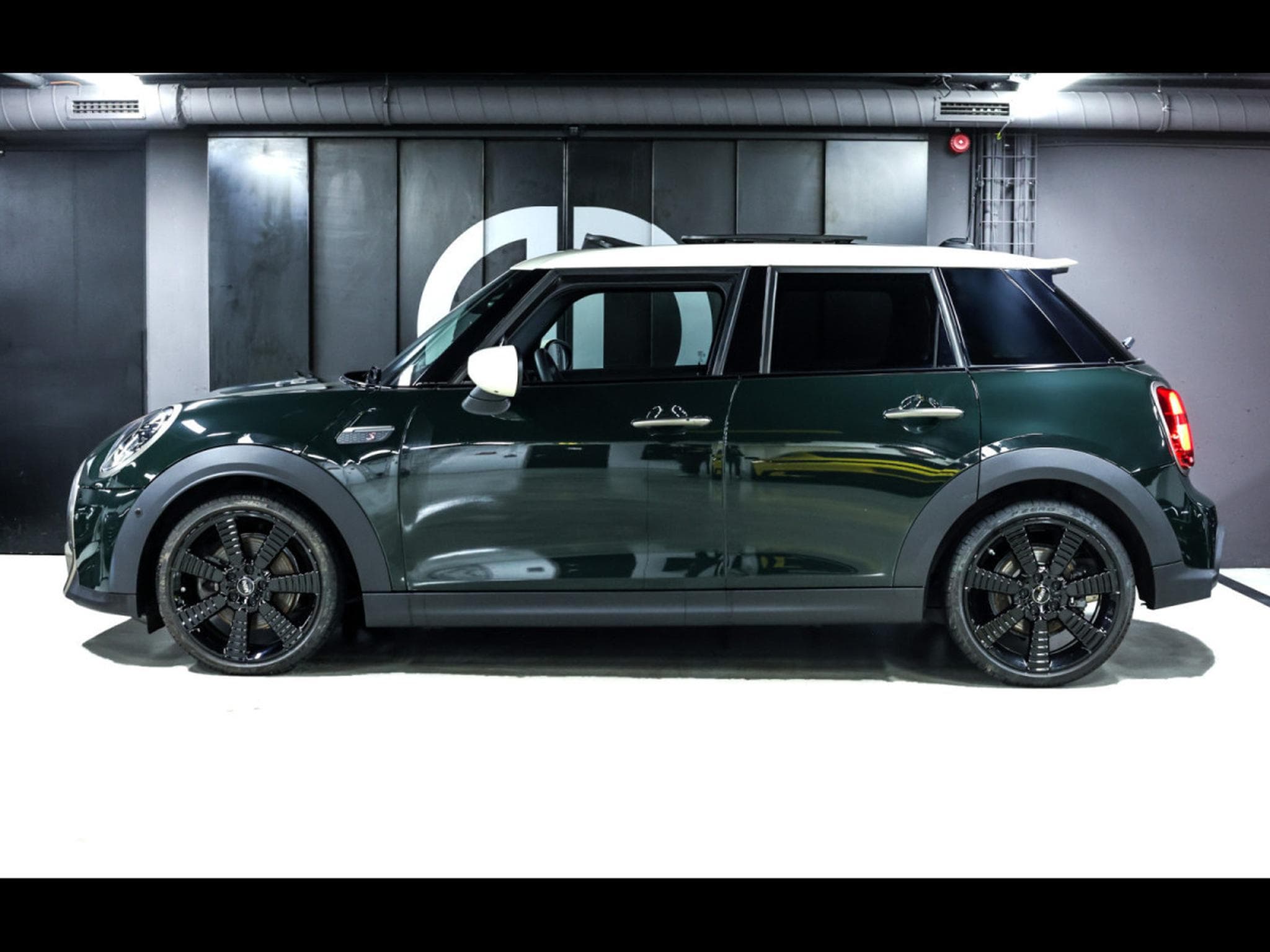 Mini Cooper S 5 PORTES AUTO RESOLUTE EDITION – REBEL GREEN (2022) - Photo 2