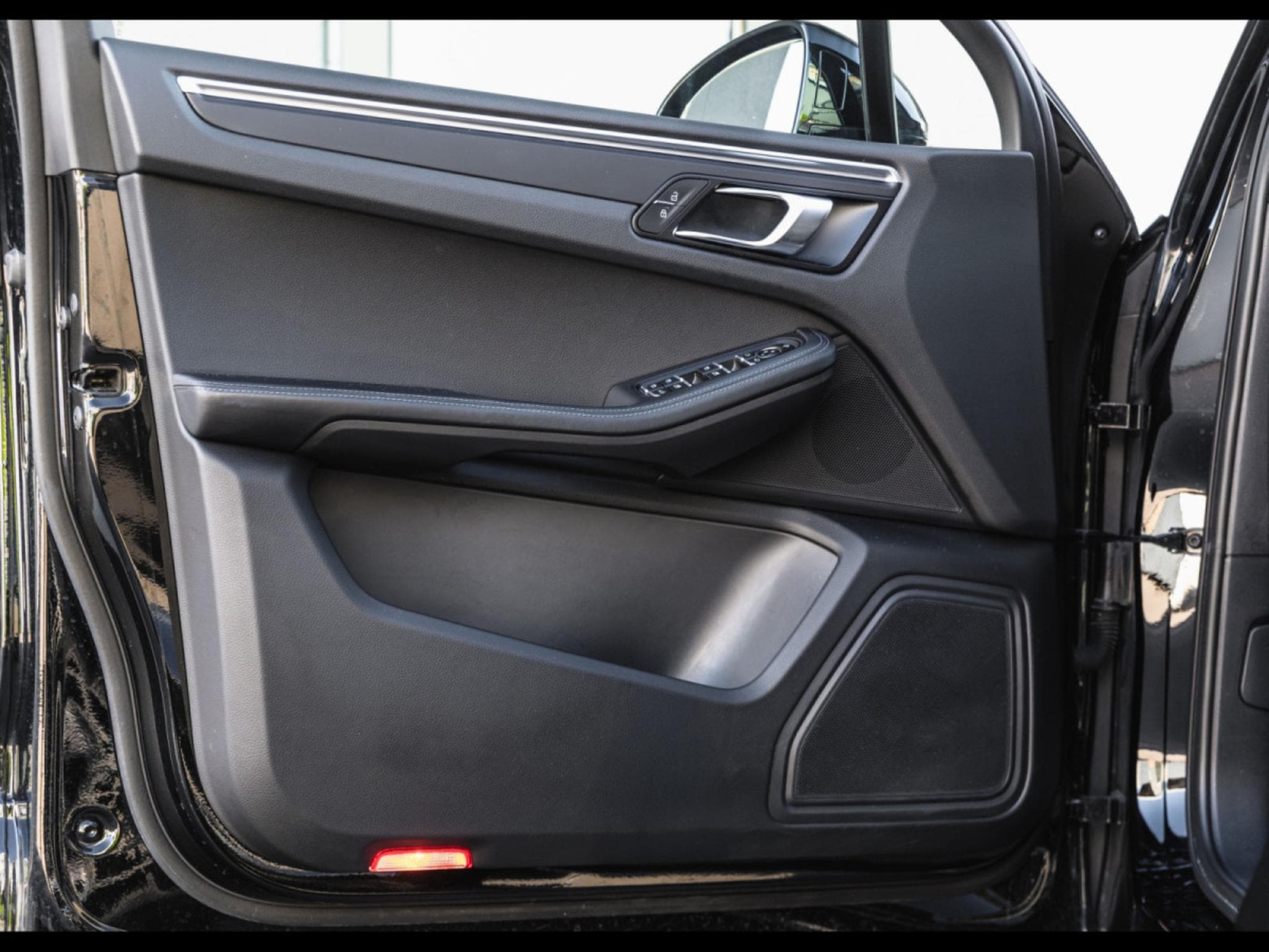 Porsche Macan III T PDK (2023) - Photo 8