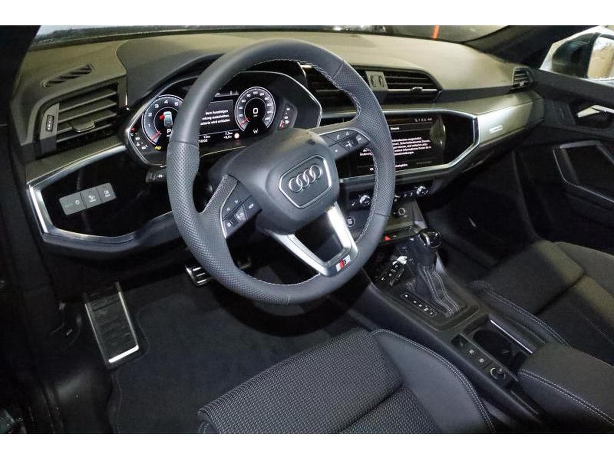 Audi Q3 Sportback S line (2024) - Photo 11