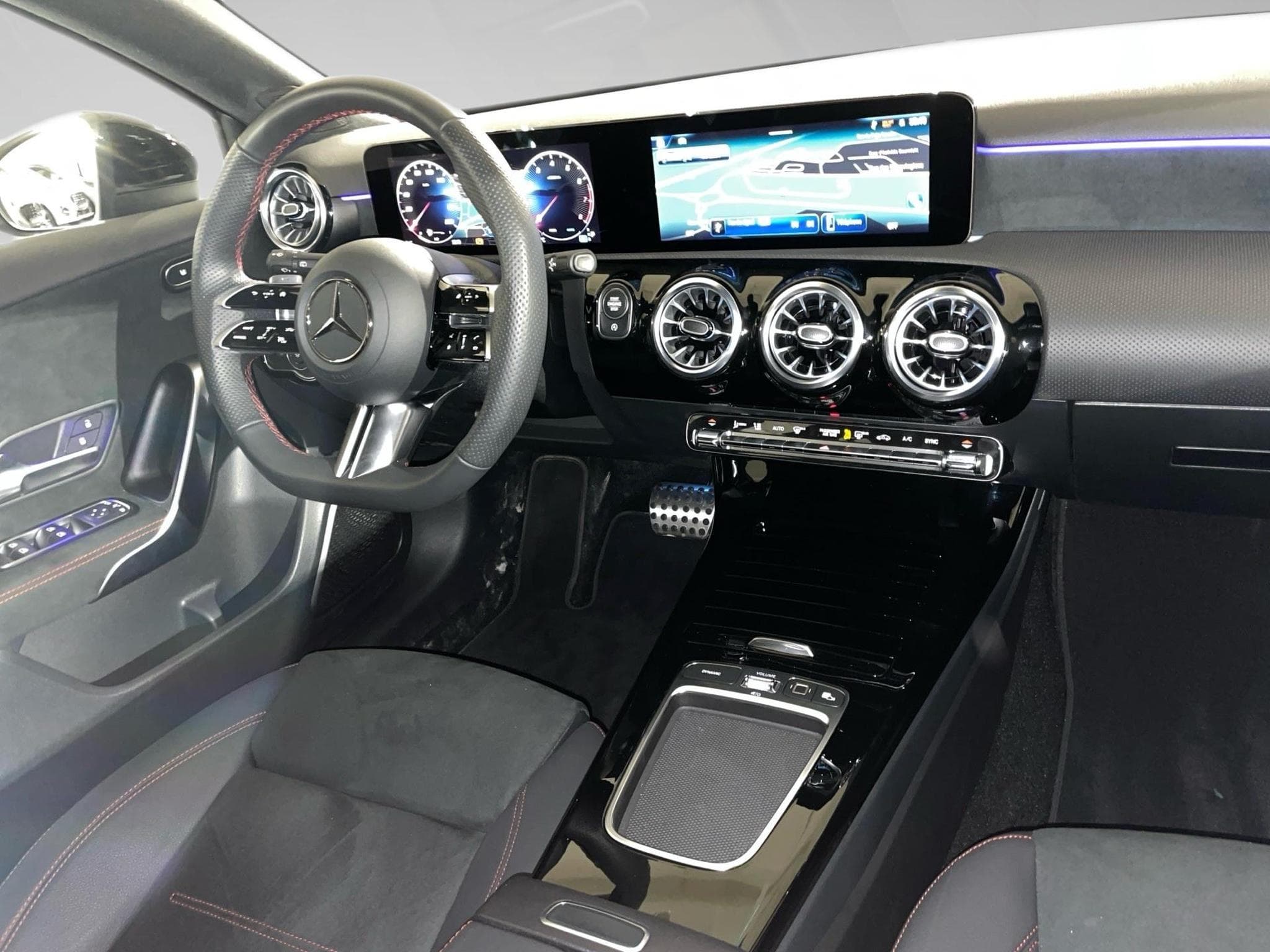 Mercedes A 200 1.3 hatchback AMG EDITION (2025) - Foto 3