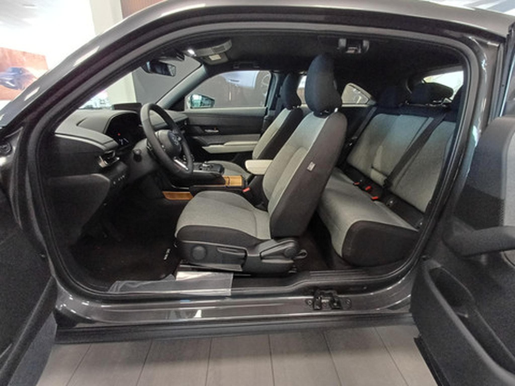 Mazda MX-30 e-SkyActiv R-EV 170 Exclusive-line (2026) - Photo 8