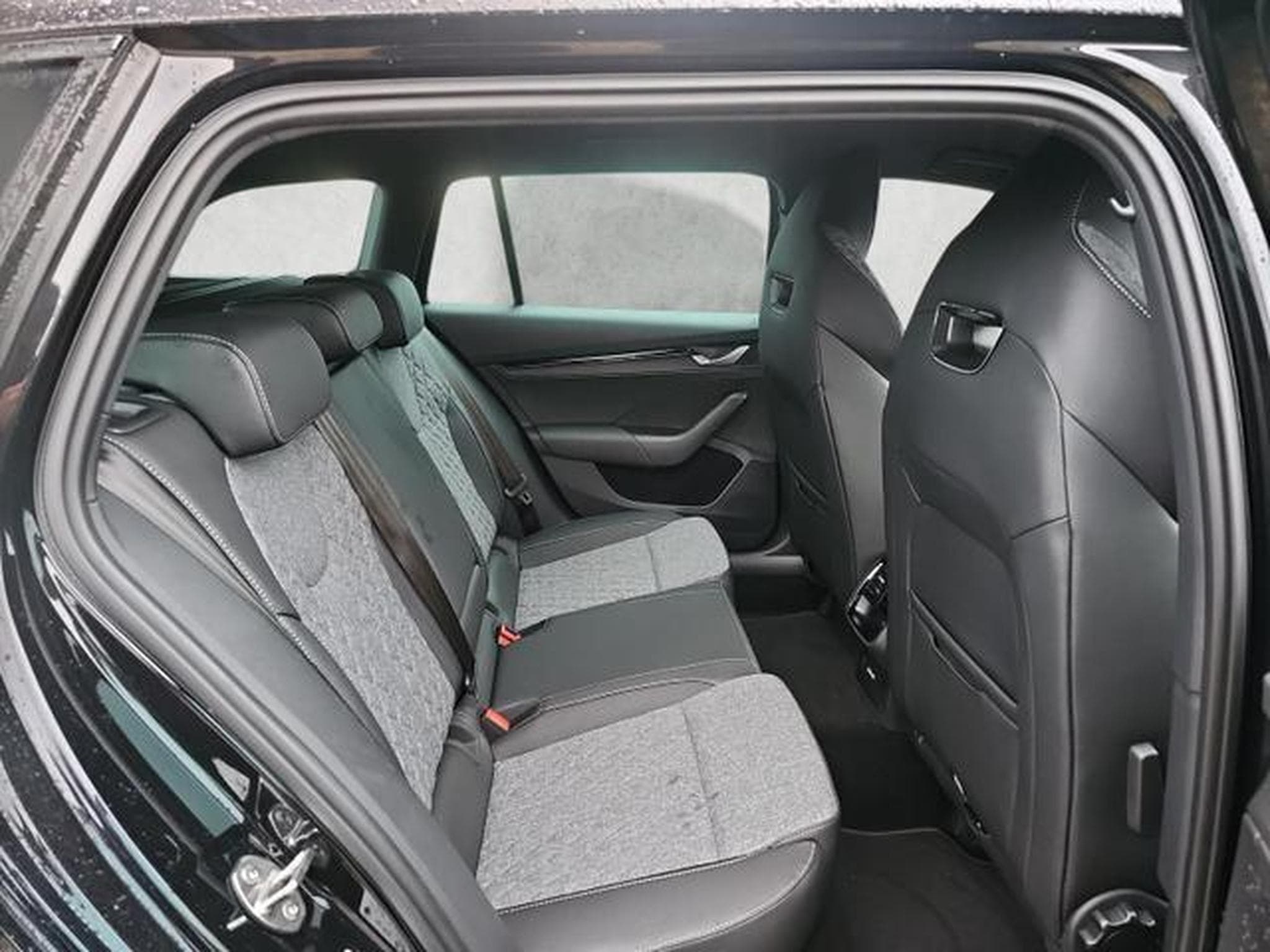 Skoda Octavia 1.5 TSI mHEV 110 kW Sportline (2025) - Photo 13