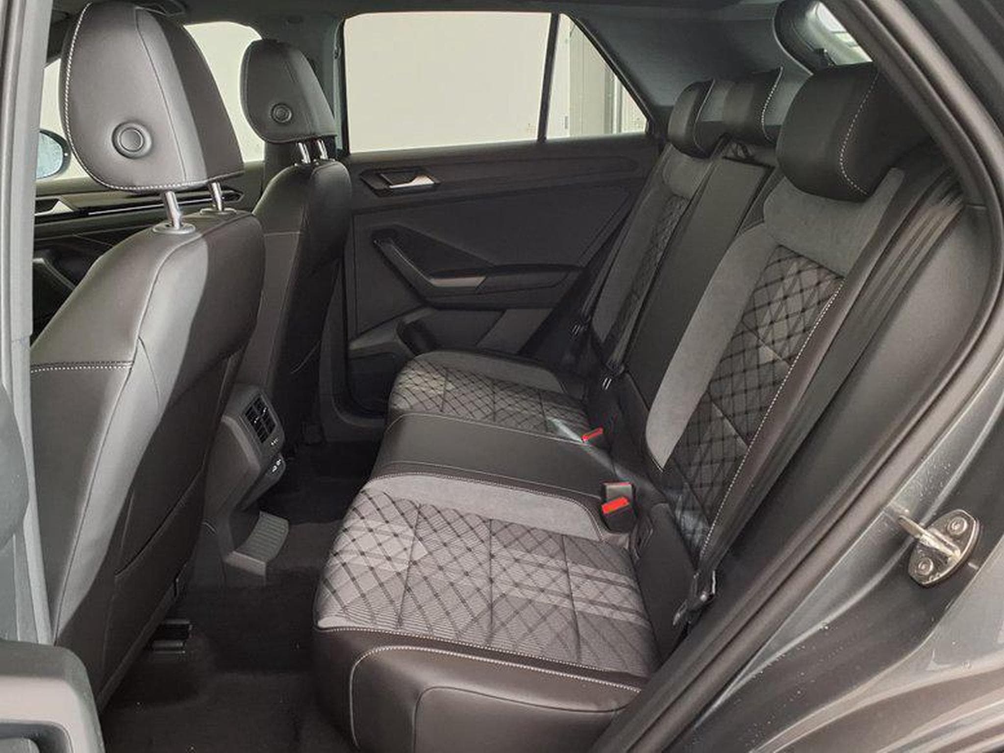 VW T-Roc R-Line 1.5 TSI 7-Gang-DSG (2026) - Photo 10