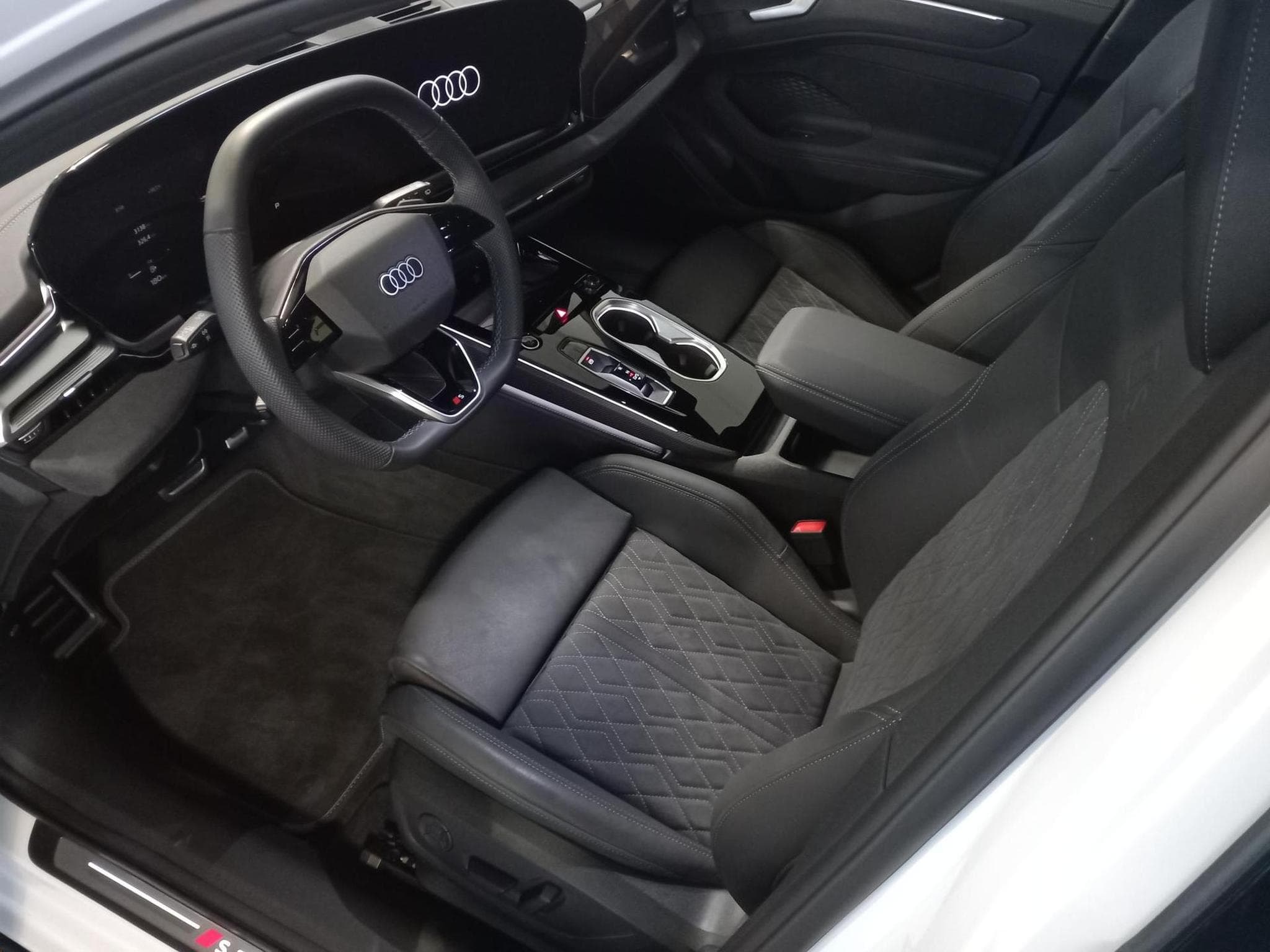 Audi A6 Avant S line (2025) - Photo 2