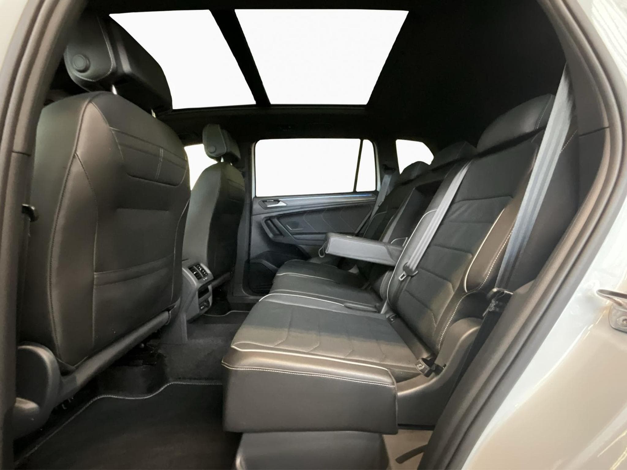 VW Tiguan Allspace+R-Line+DSG+Black-Style+Pano+AHK (2024) - Foto 16