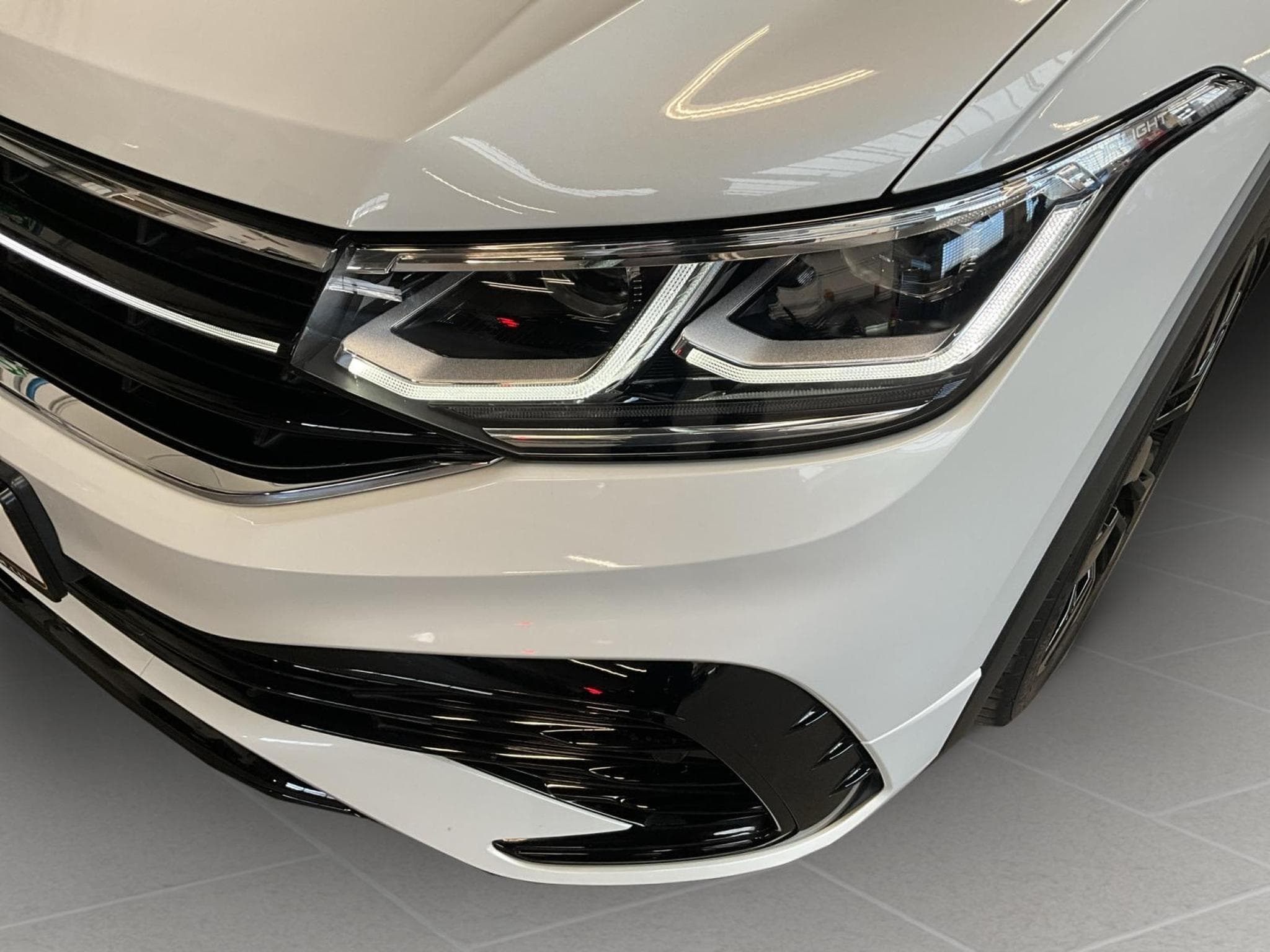 VW Tiguan Allspace+R-Line+DSG+Black-Style+Pano+AHK (2024) - Foto 18