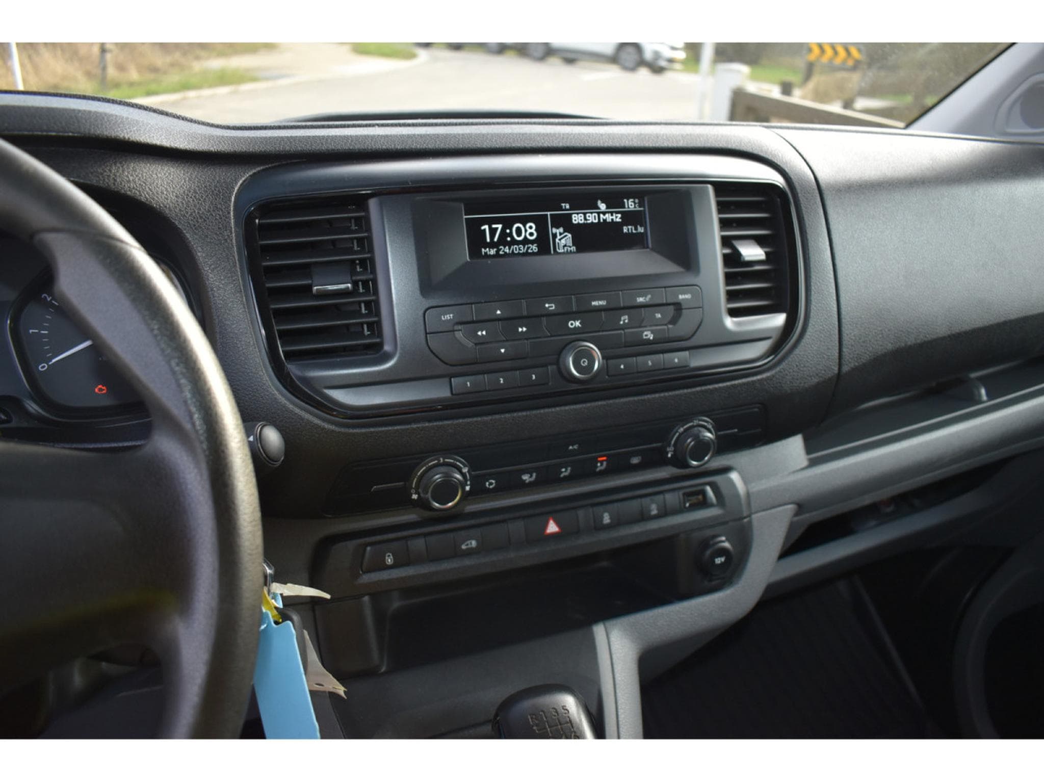 Peugeot Expert 2,0 HDi 120 Airco 3 places (2019) - Photo 11