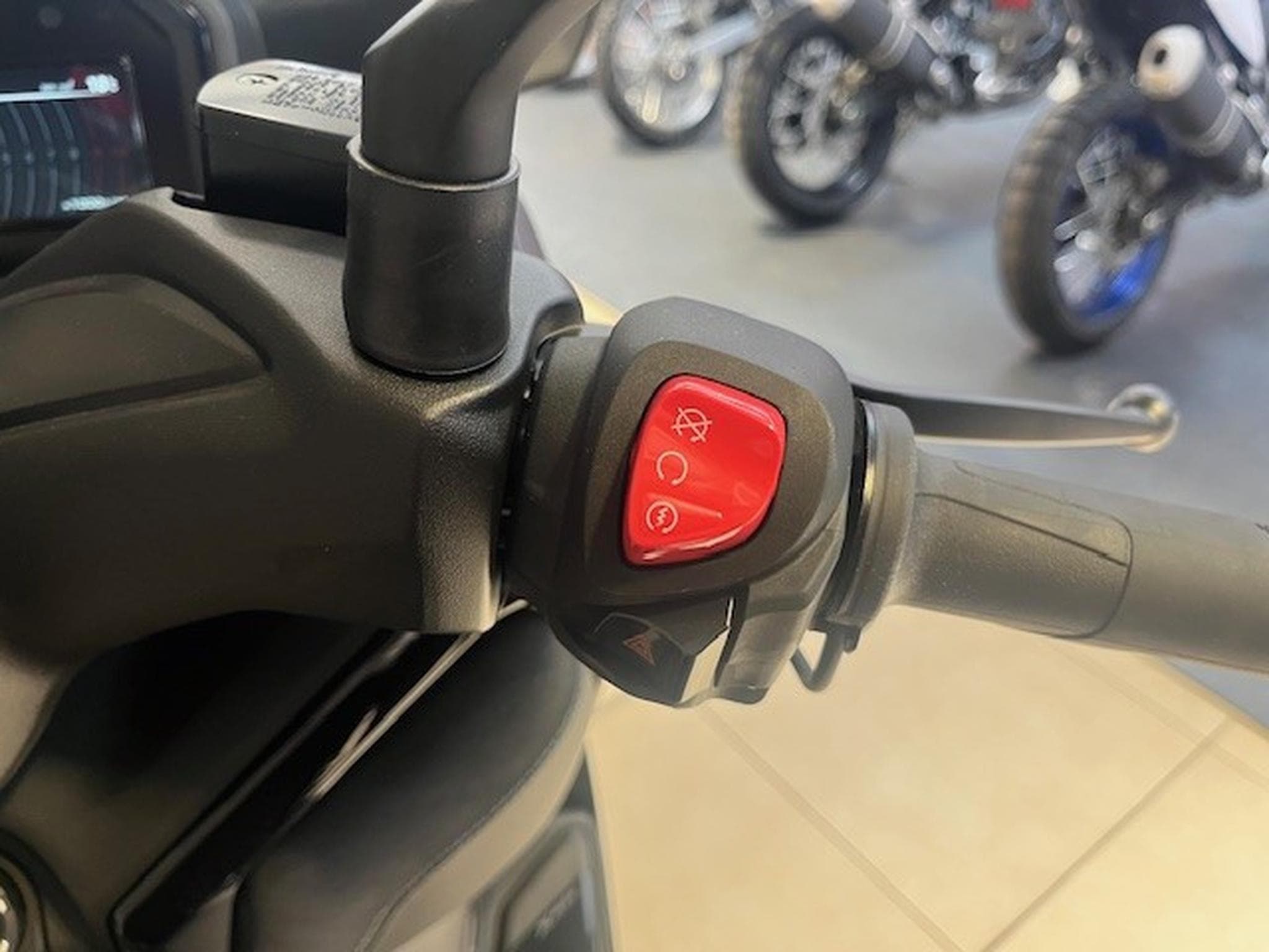 Yamaha XMAX 300 Tech Max + (2026) - Photo 13