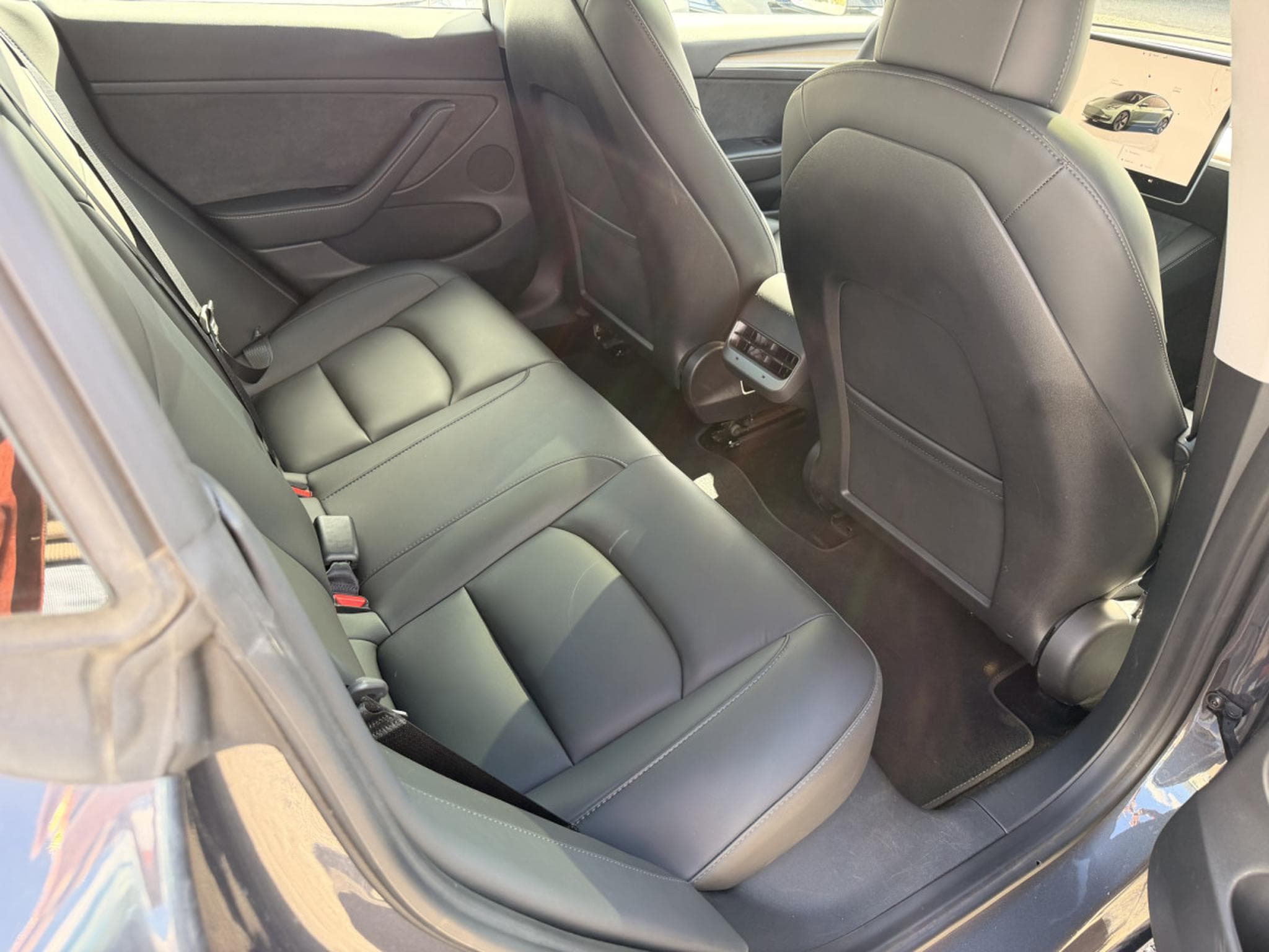 Tesla Model 3 Dual Motor Long Range (2022) - Photo 16