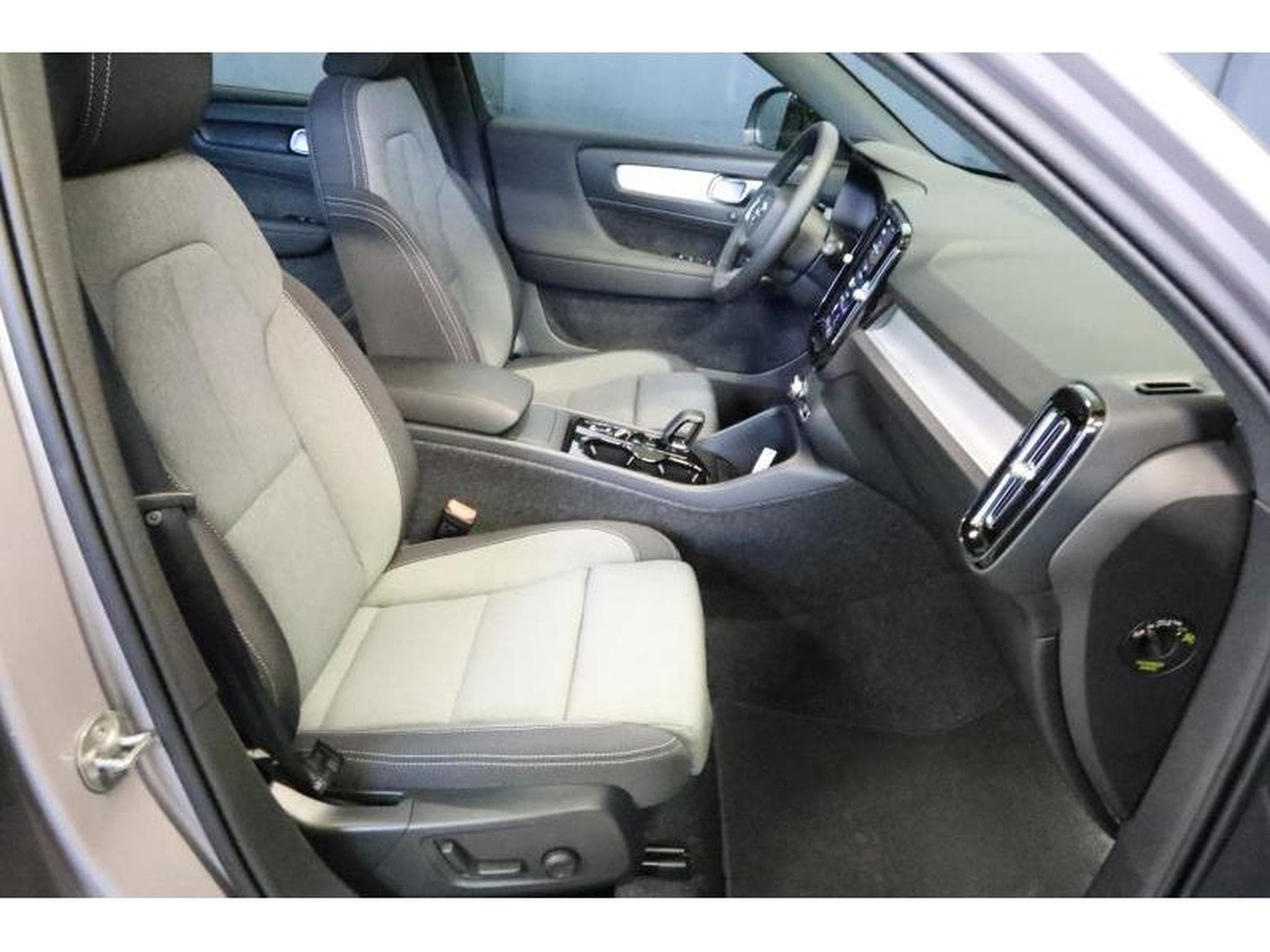 Volvo XC40 Dark (2025) - Photo 11