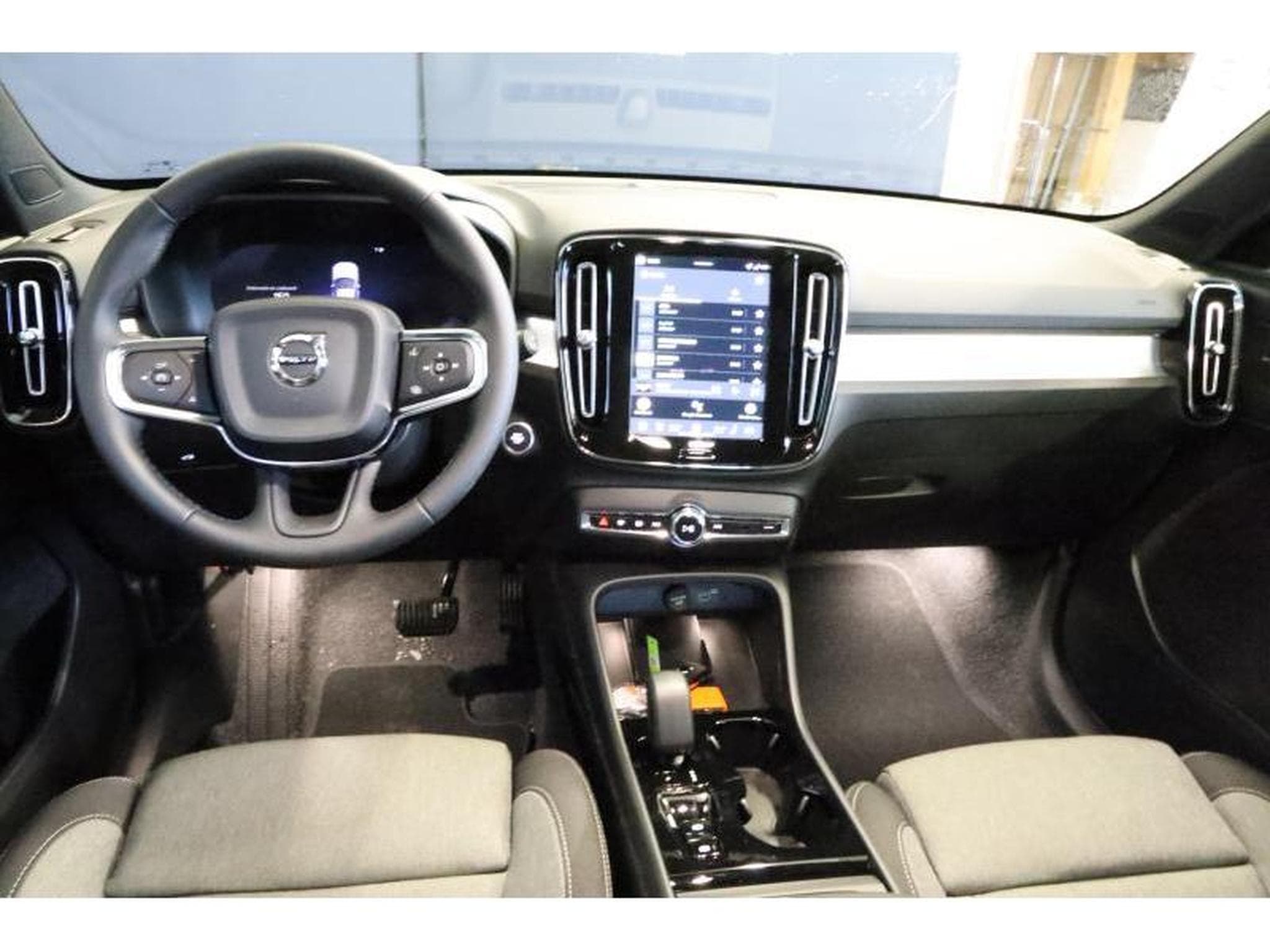 Volvo XC40 Dark (2025) - Photo 2