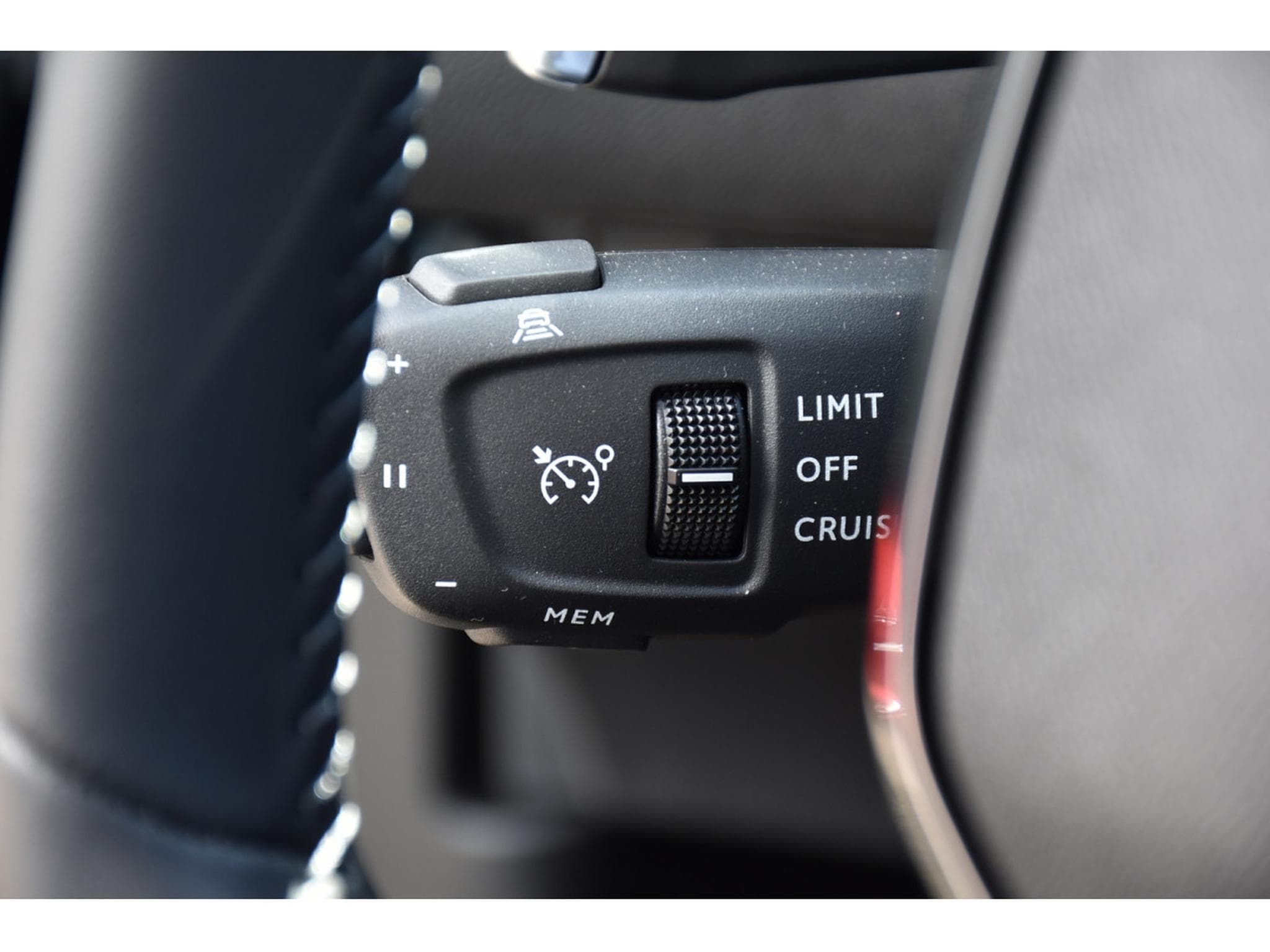 Peugeot 2008 1.2 Hybrid 145 Allure e-DCS6 ACC LANE SIDE GPS CAM360 1°MAIN (2025) - Foto 23