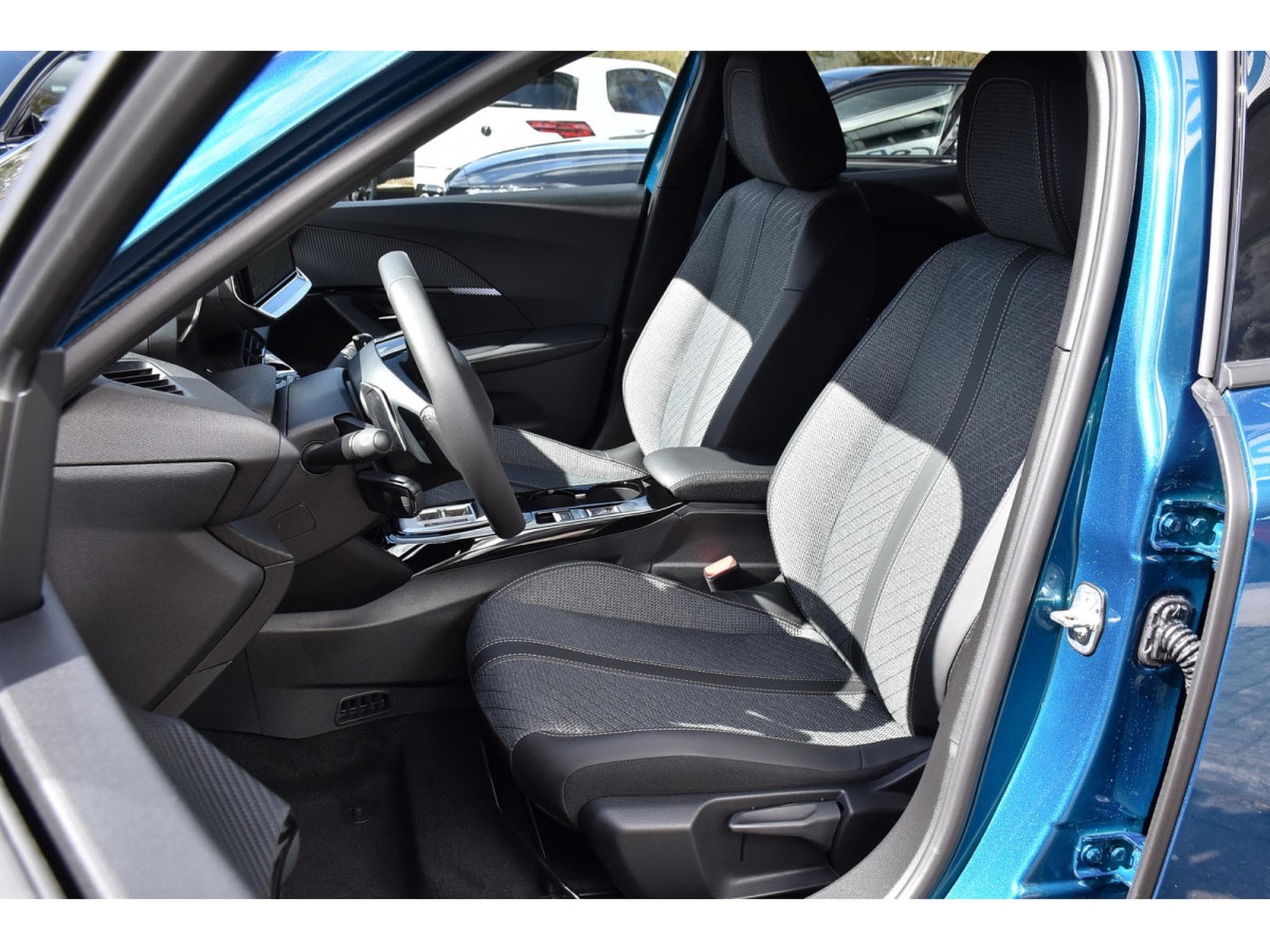 Peugeot 2008 1.2 Hybrid 145 Allure e-DCS6 ACC LANE SIDE GPS CAM360 1°MAIN (2025) - Foto 6