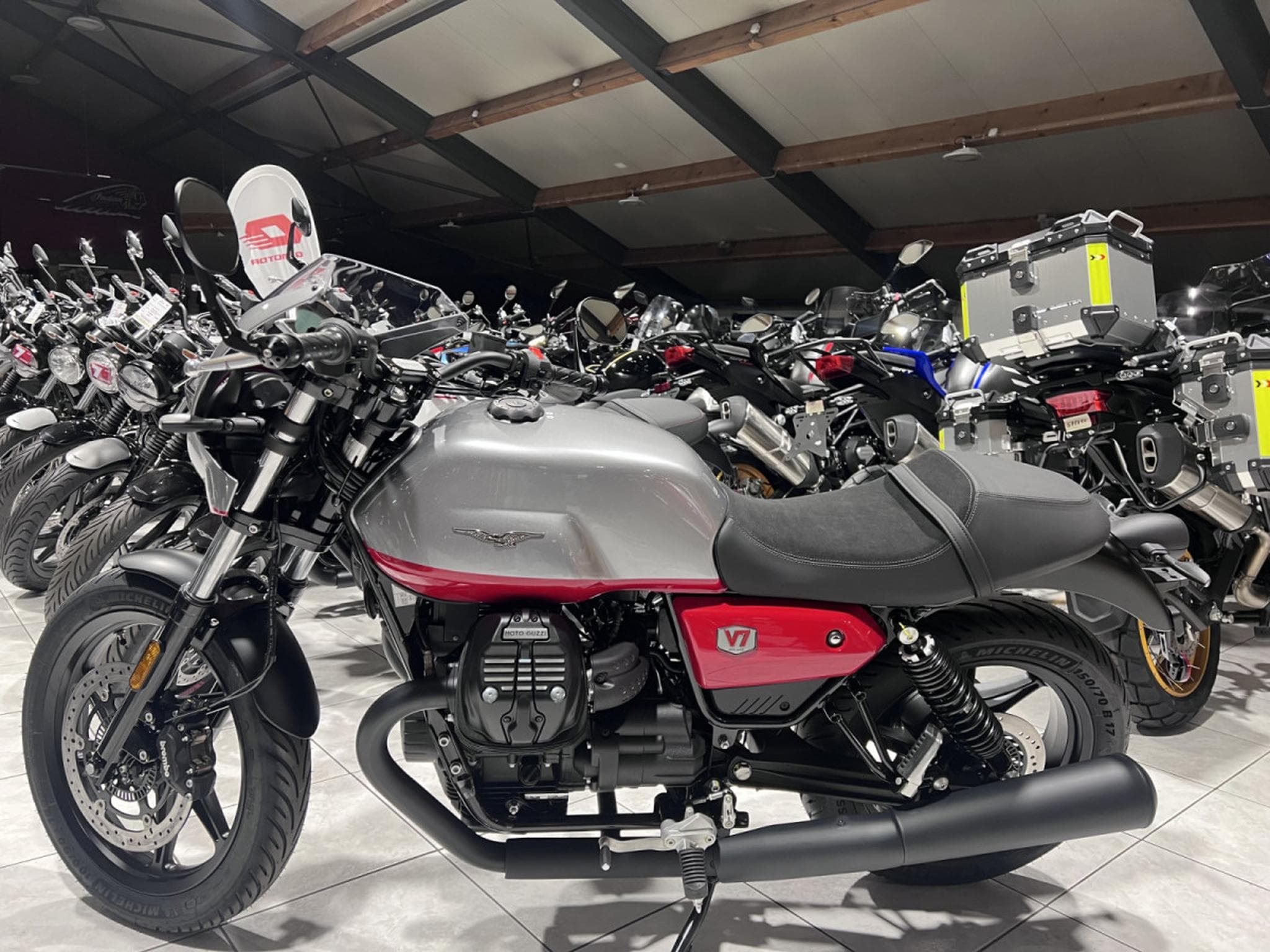 Moto Guzzi V7 CORSA (2026) - Foto 4