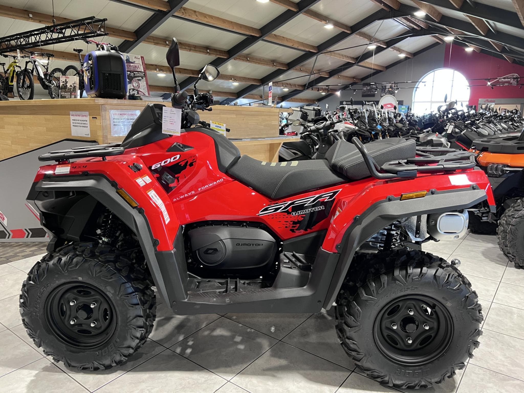 QJmotor SFA 600 Naked (2026) - Photo 4