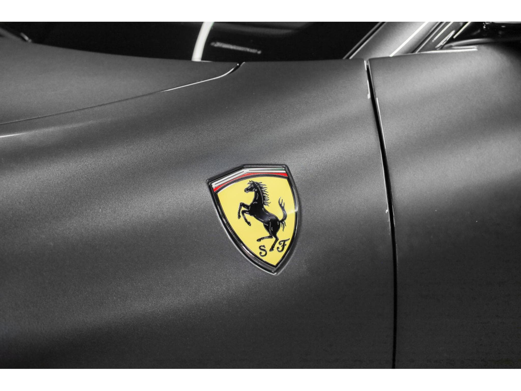 Ferrari Roma V8 - GRIGIO SILVERSTONE / CIOCCOLATO (2022) - Photo 24