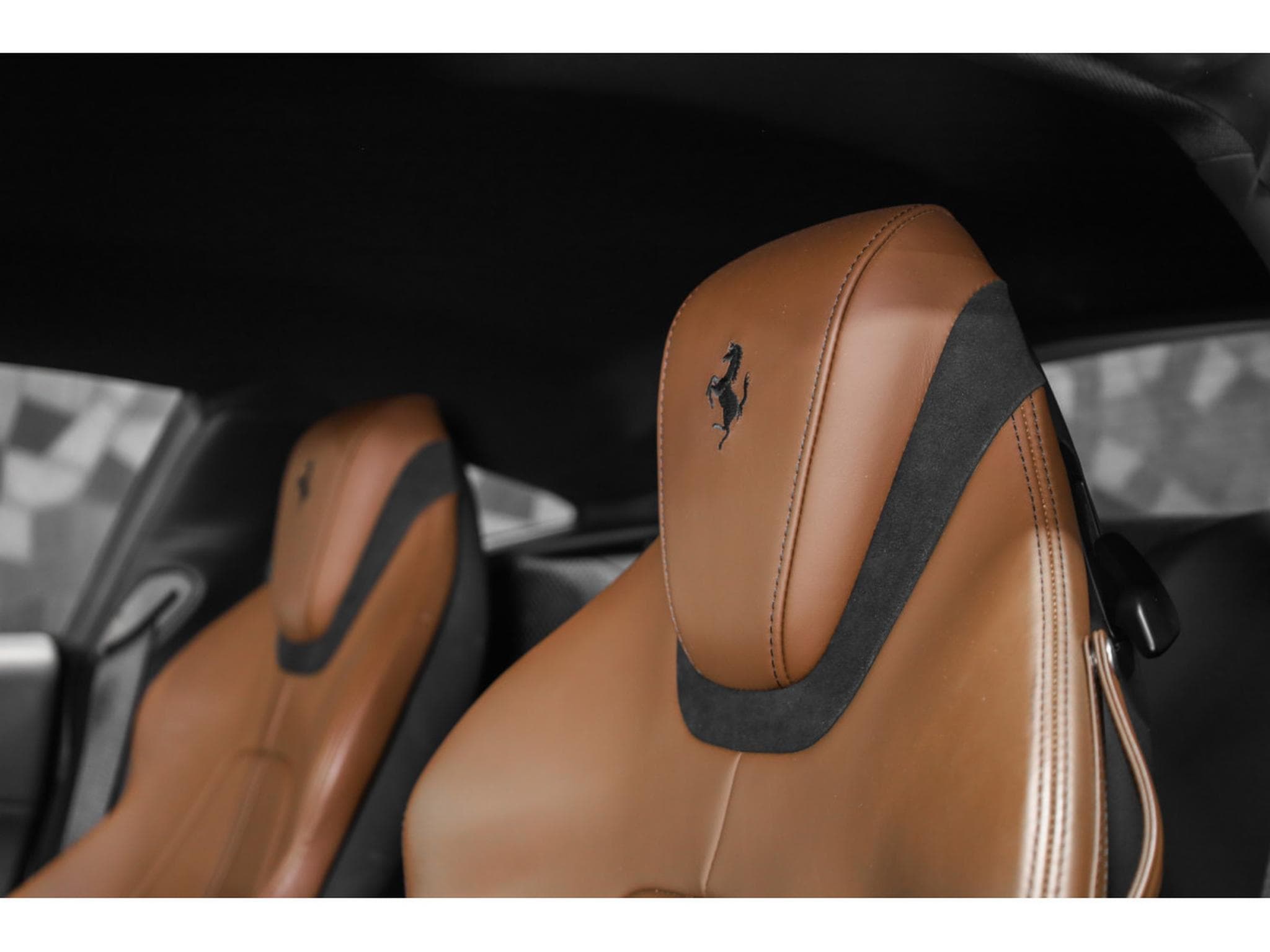 Ferrari Roma V8 - GRIGIO SILVERSTONE / CIOCCOLATO (2022) - Photo 25