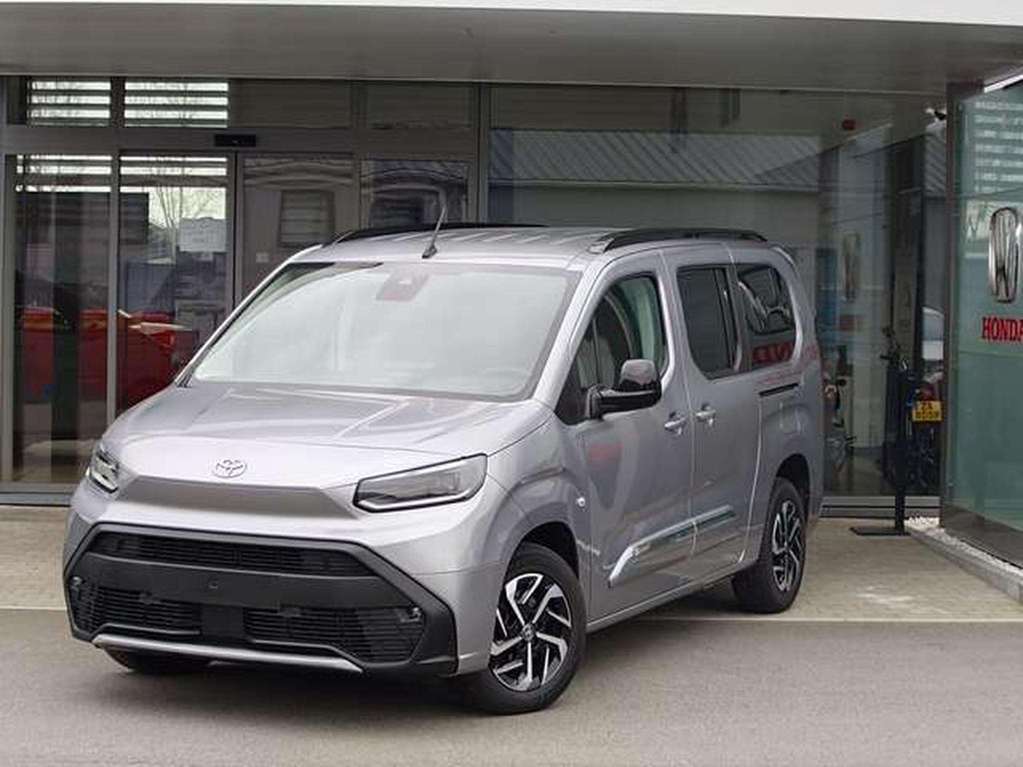 Toyota Proace Proace City Verso LWB 1.5 D-4D Family Family (2025) - Photo 1