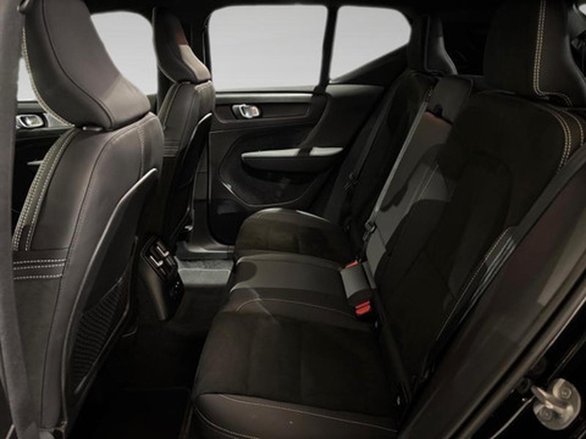 Volvo XC40 1.5 T5 Plus Dark PHEV 262 PS (2026) - Photo 6