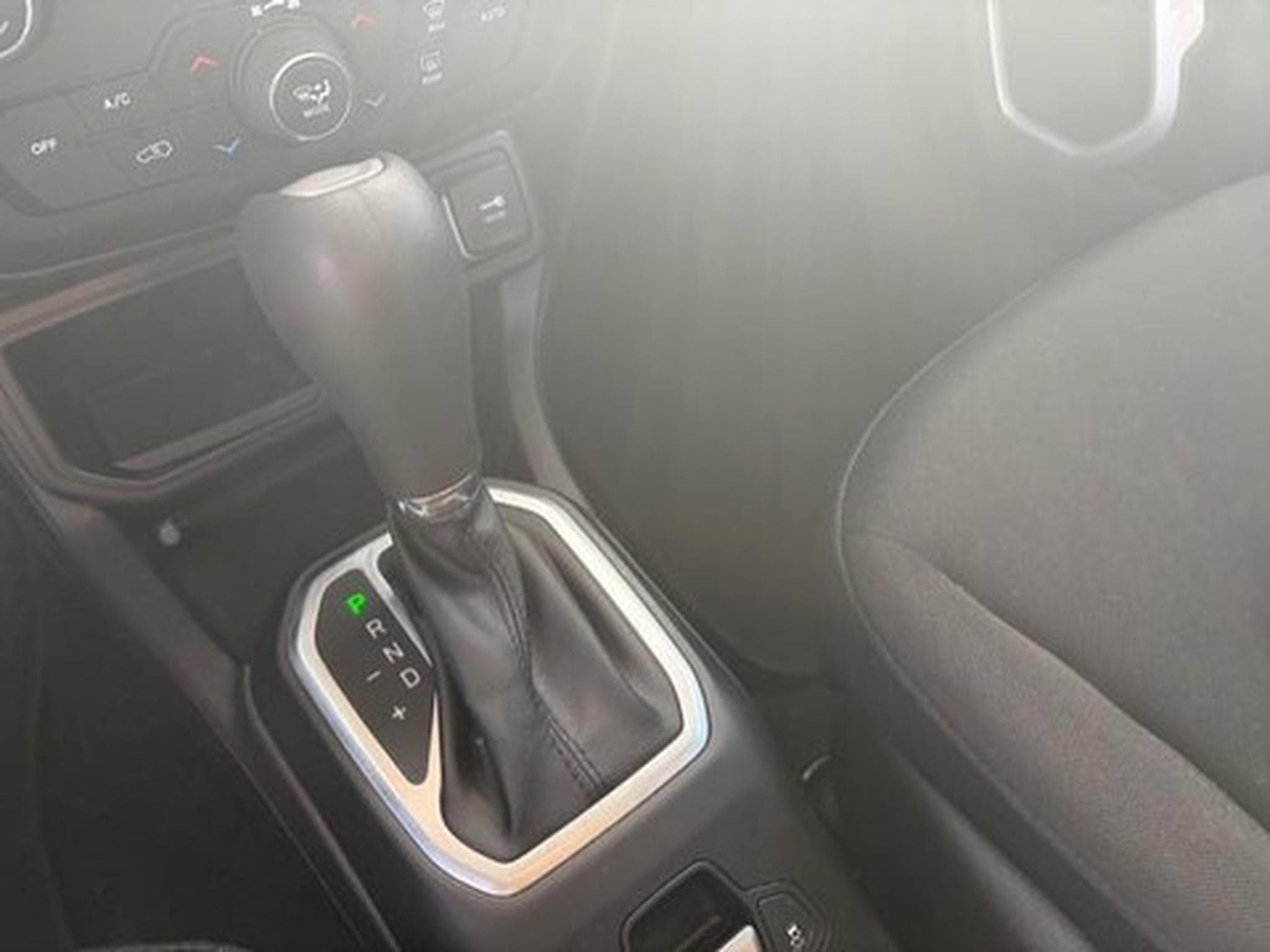 Jeep Renegade 1.6 MJD 115 4x2 DDCT Limited (2019) - Foto 9