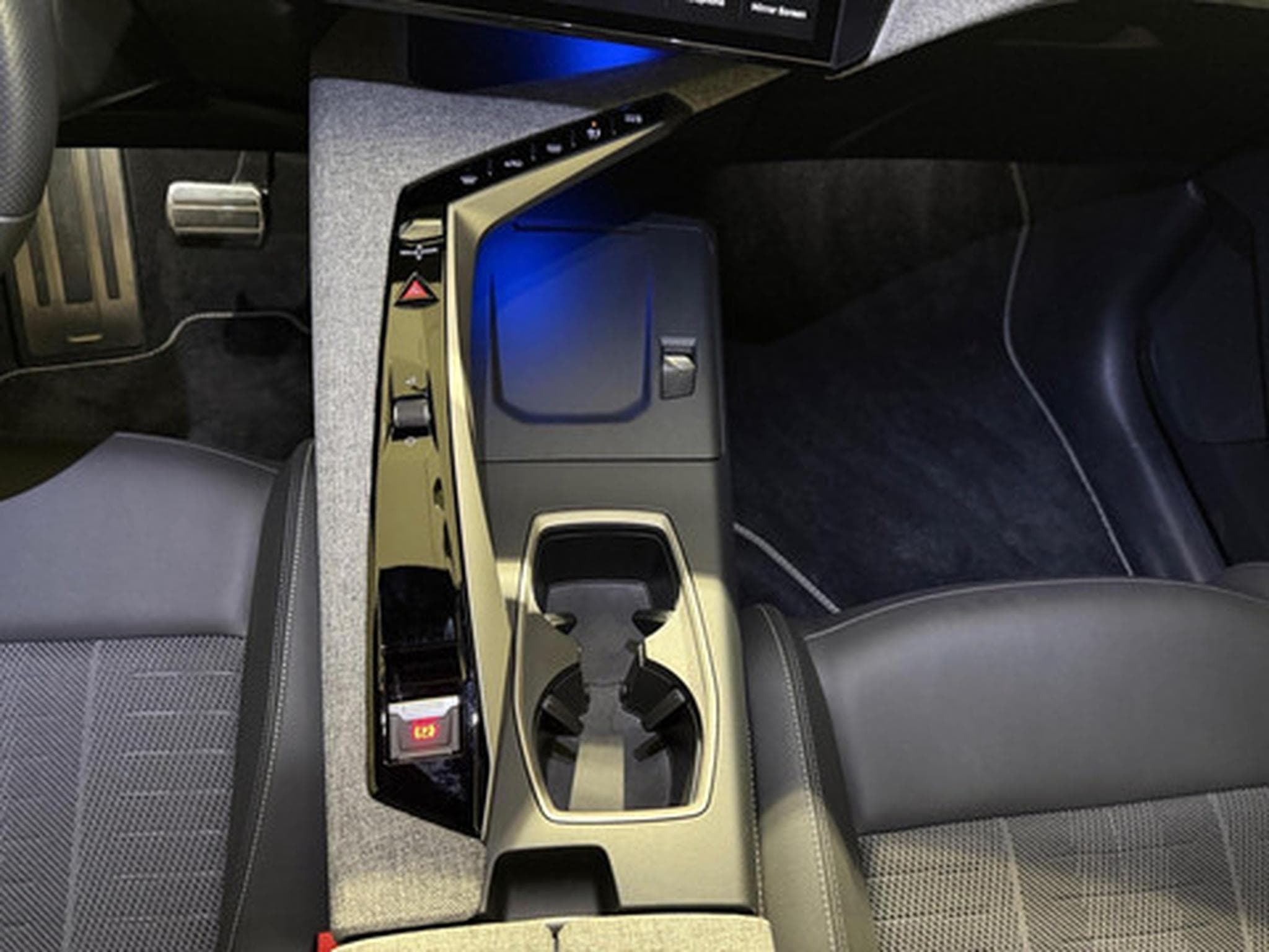 Peugeot 5008 1.2 HYBRID 136 e-DSC6 GT (2026) - Photo 10