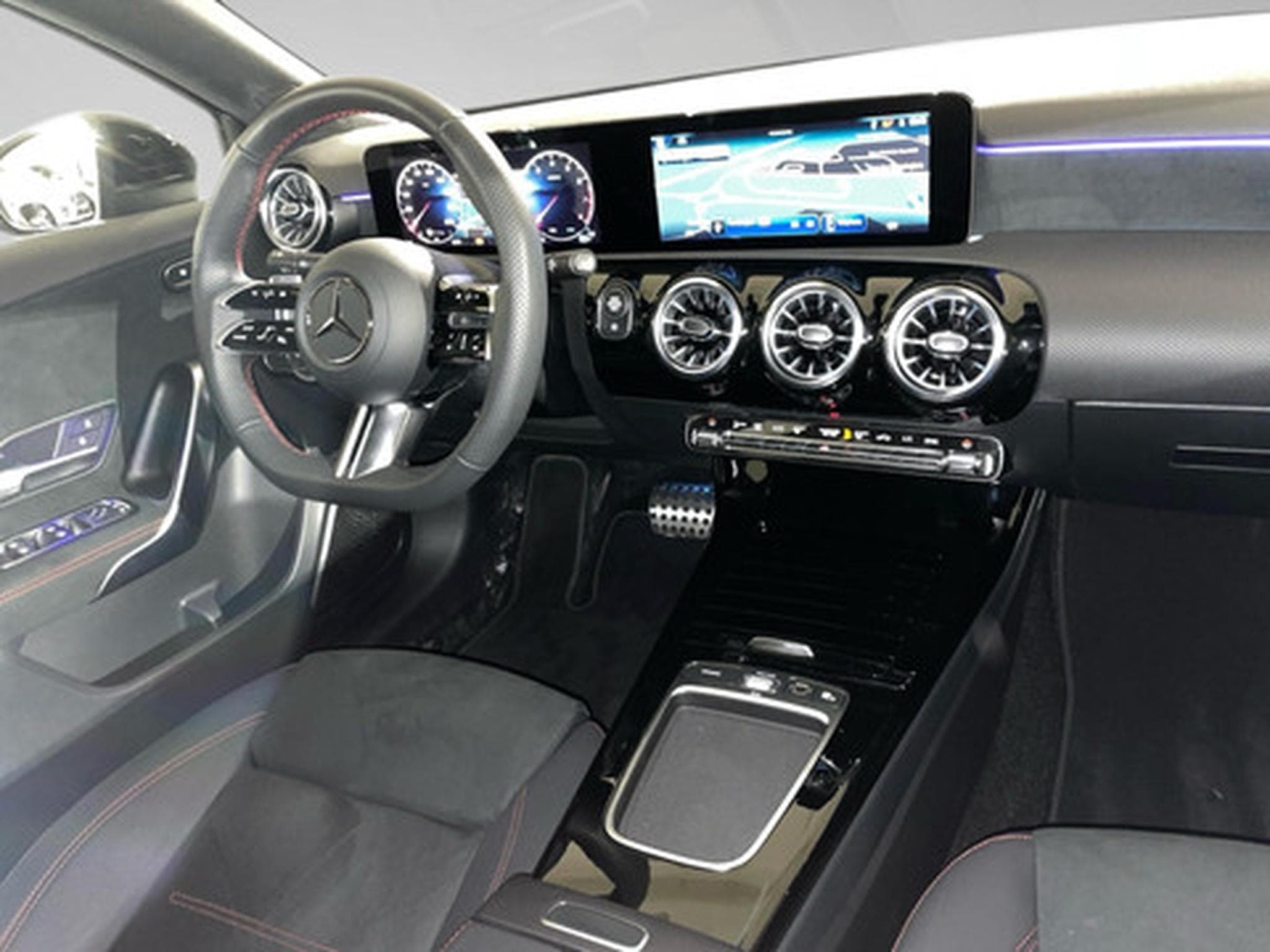 Mercedes A 200 1.3 hatchback AMG EDITION (2025) - Photo 7