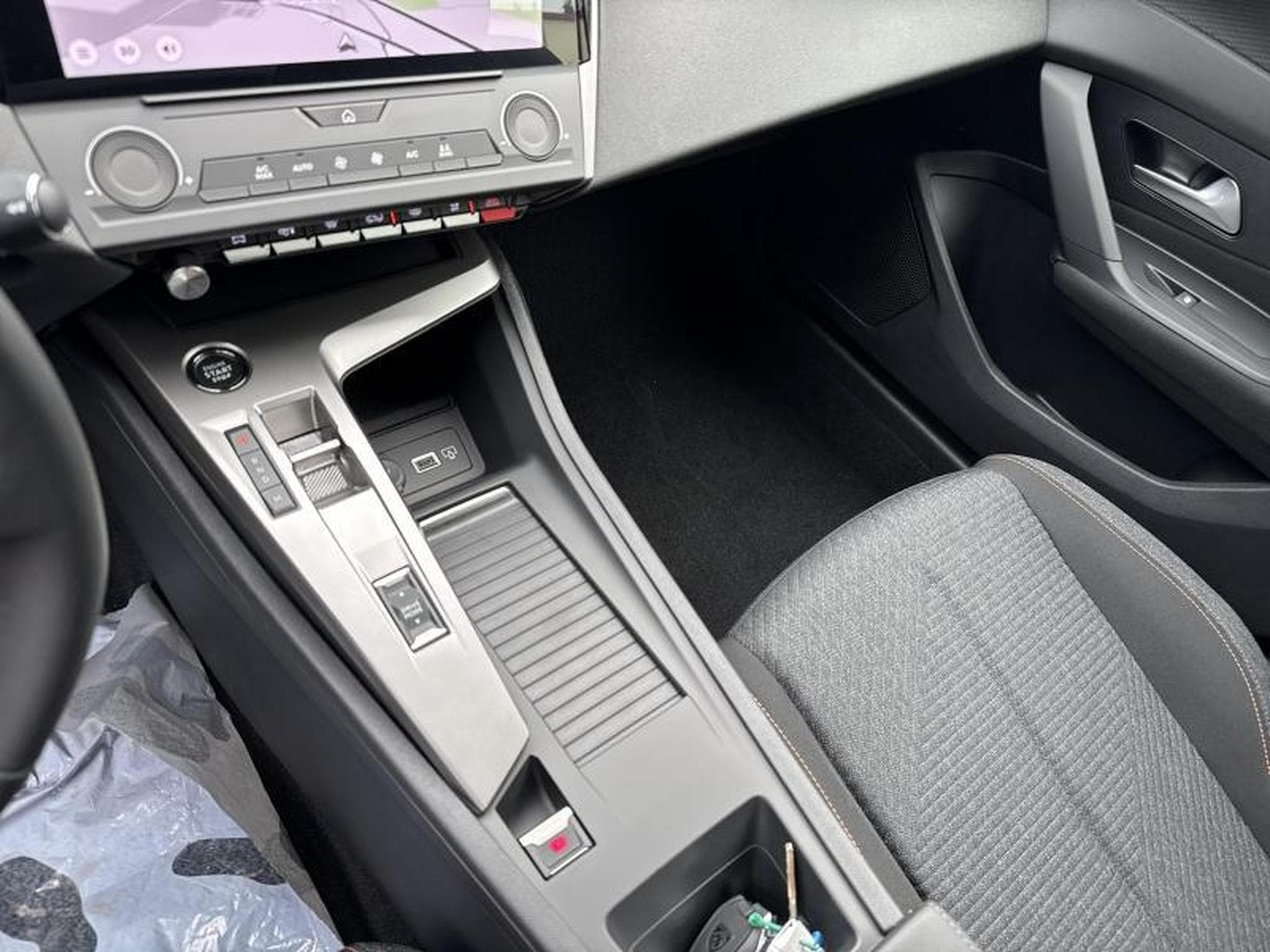 Peugeot 308 STYLE Hybrid 145 e-DCS6 (2025) - Photo 19