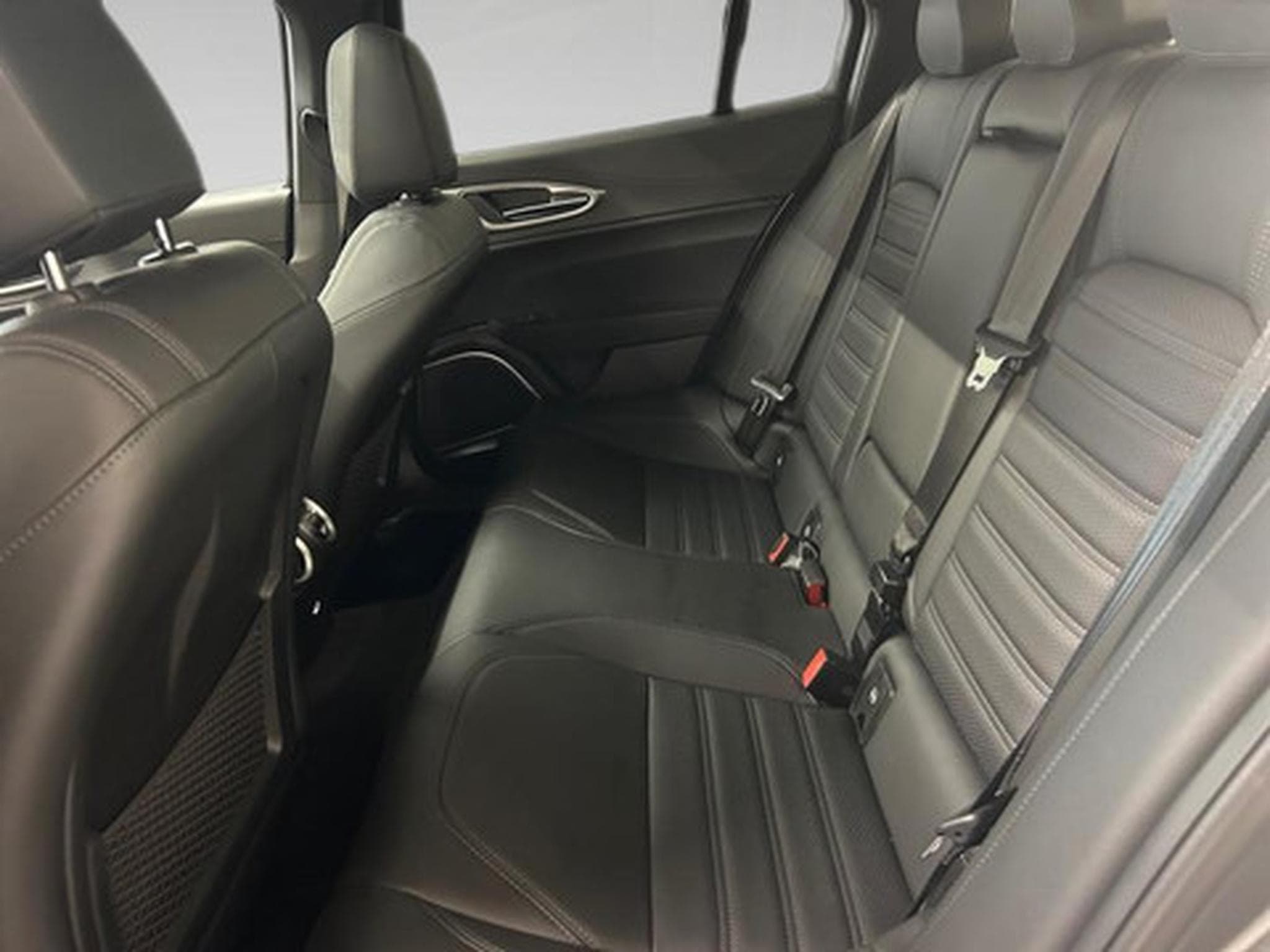 Alfa-Romeo Giulia 2.0 TB 280 Q4 Veloce AUTO (2026) - Photo 10