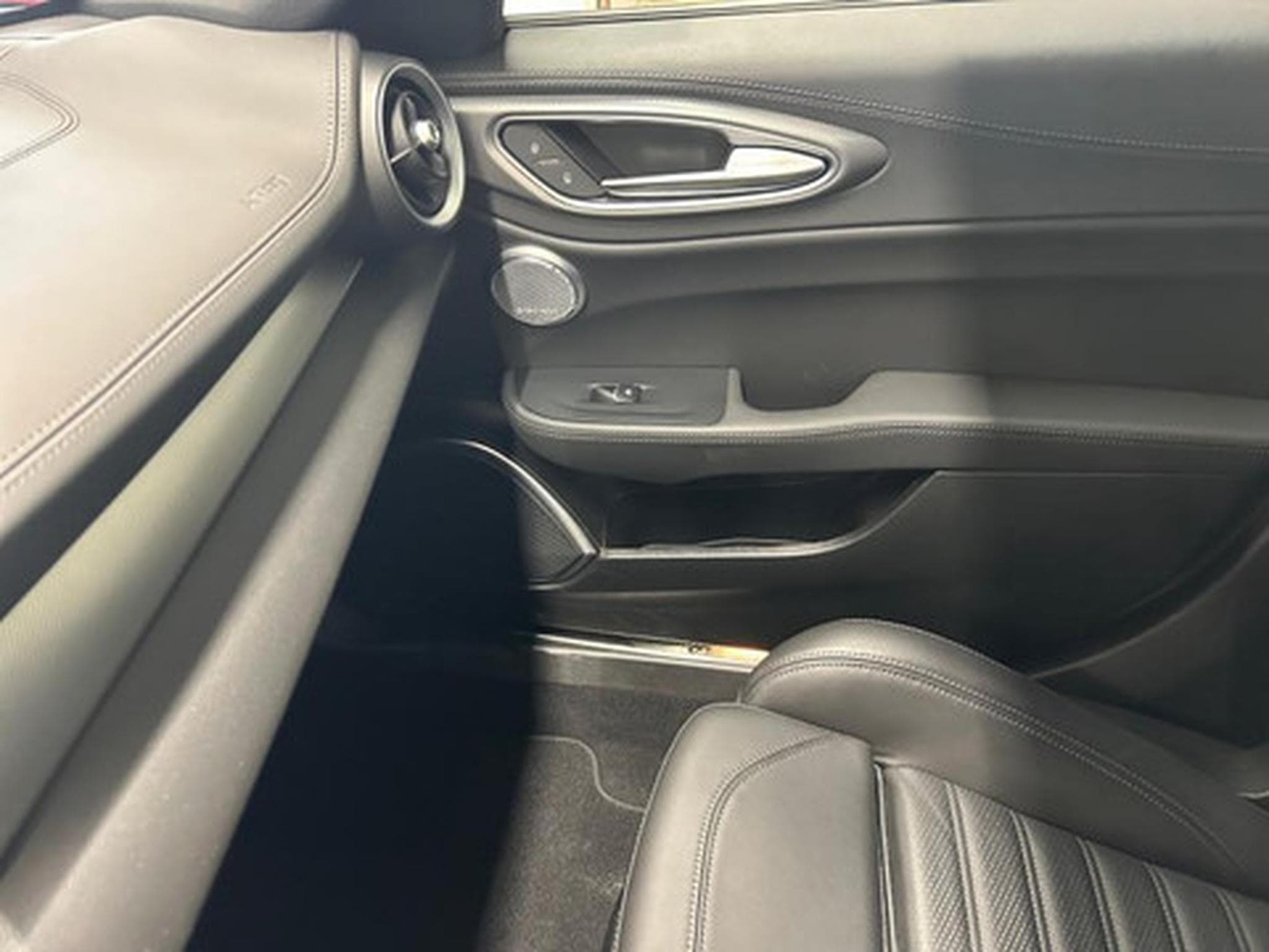 Alfa-Romeo Giulia 2.0 TB 280 Q4 Veloce AUTO (2026) - Photo 8